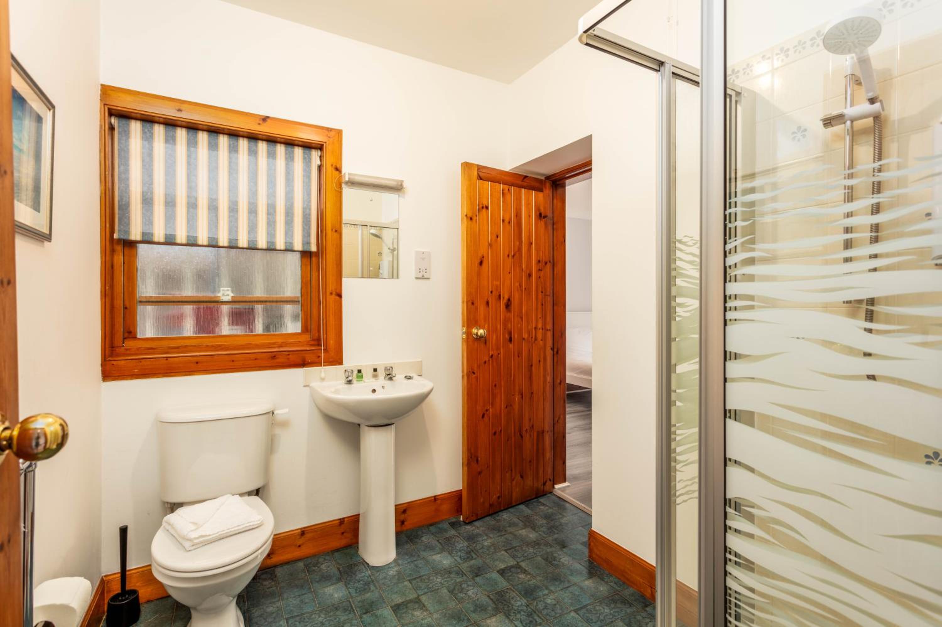 Burnock Lodge with Hot Tub