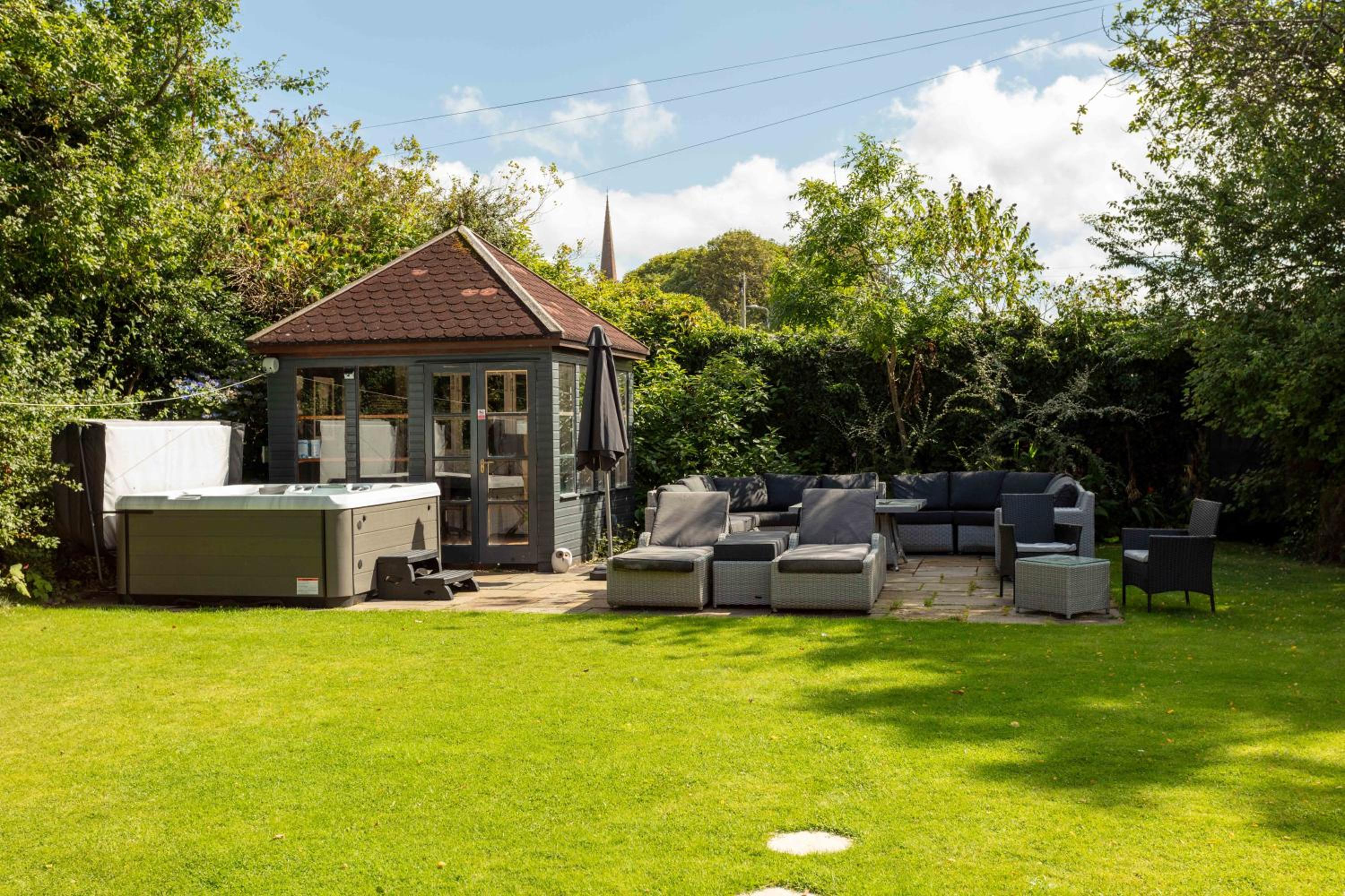 Burnock Lodge with Hot Tub