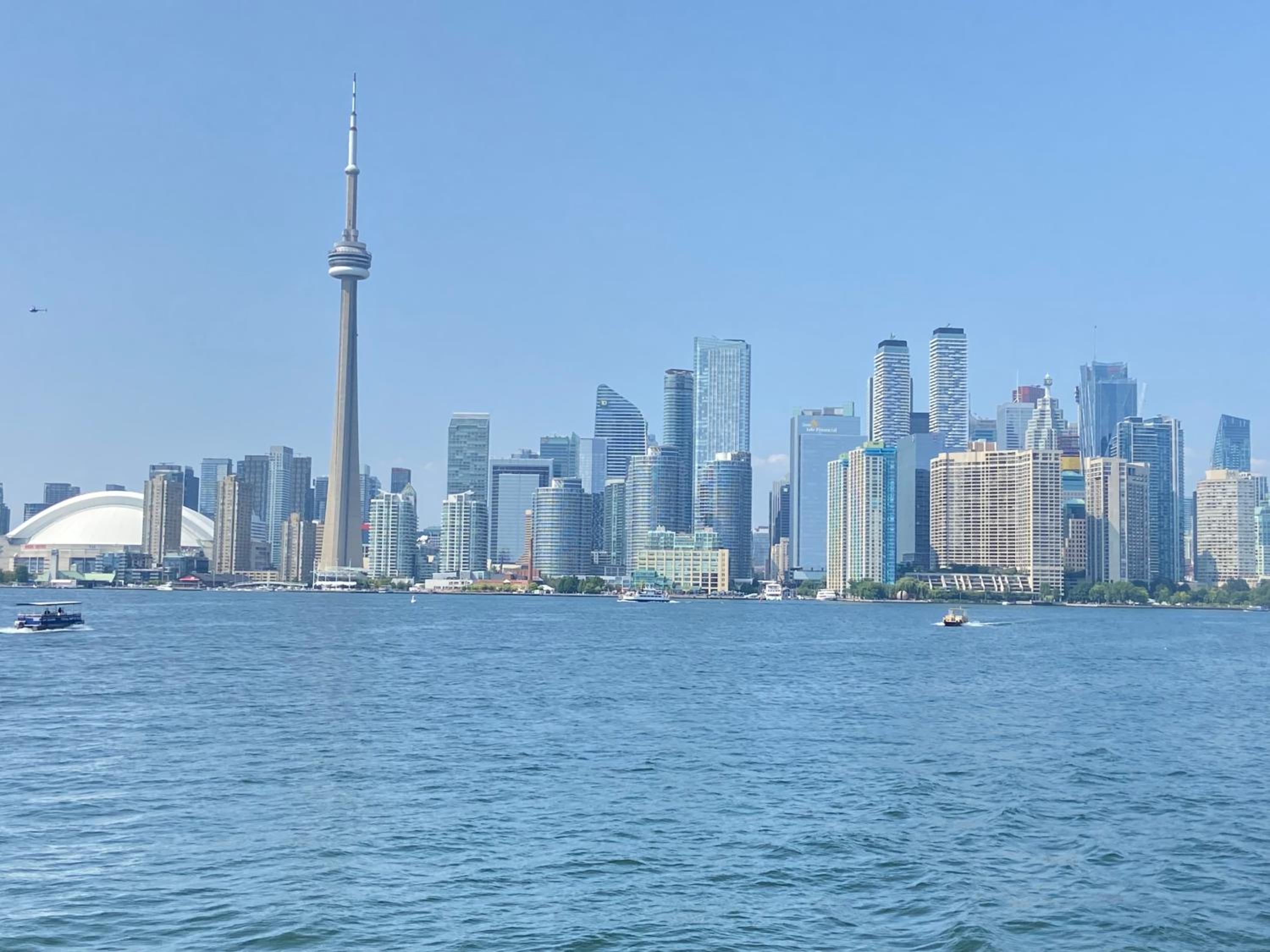 Million Dollar Lake-view - Harbourfront Spacious 2 bedroom- 2 bathroom Condo across the lake with stunning lake view with Free Parking!
