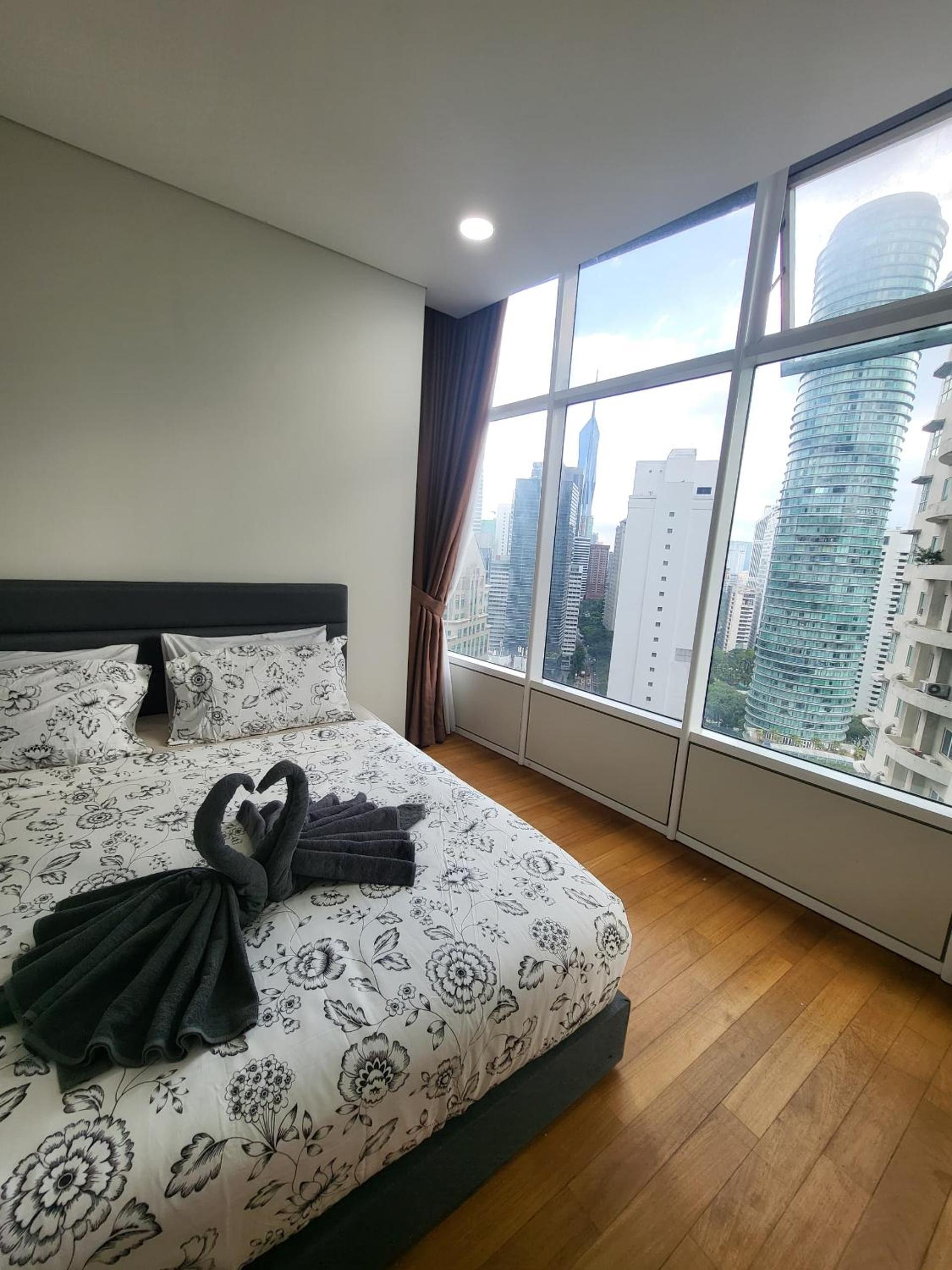 Sky Suites KLCC, by DeLive Home