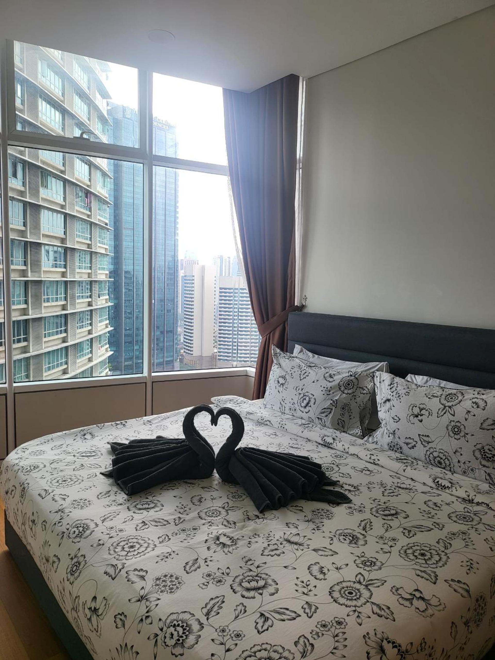 Sky Suites KLCC, by DeLive Home