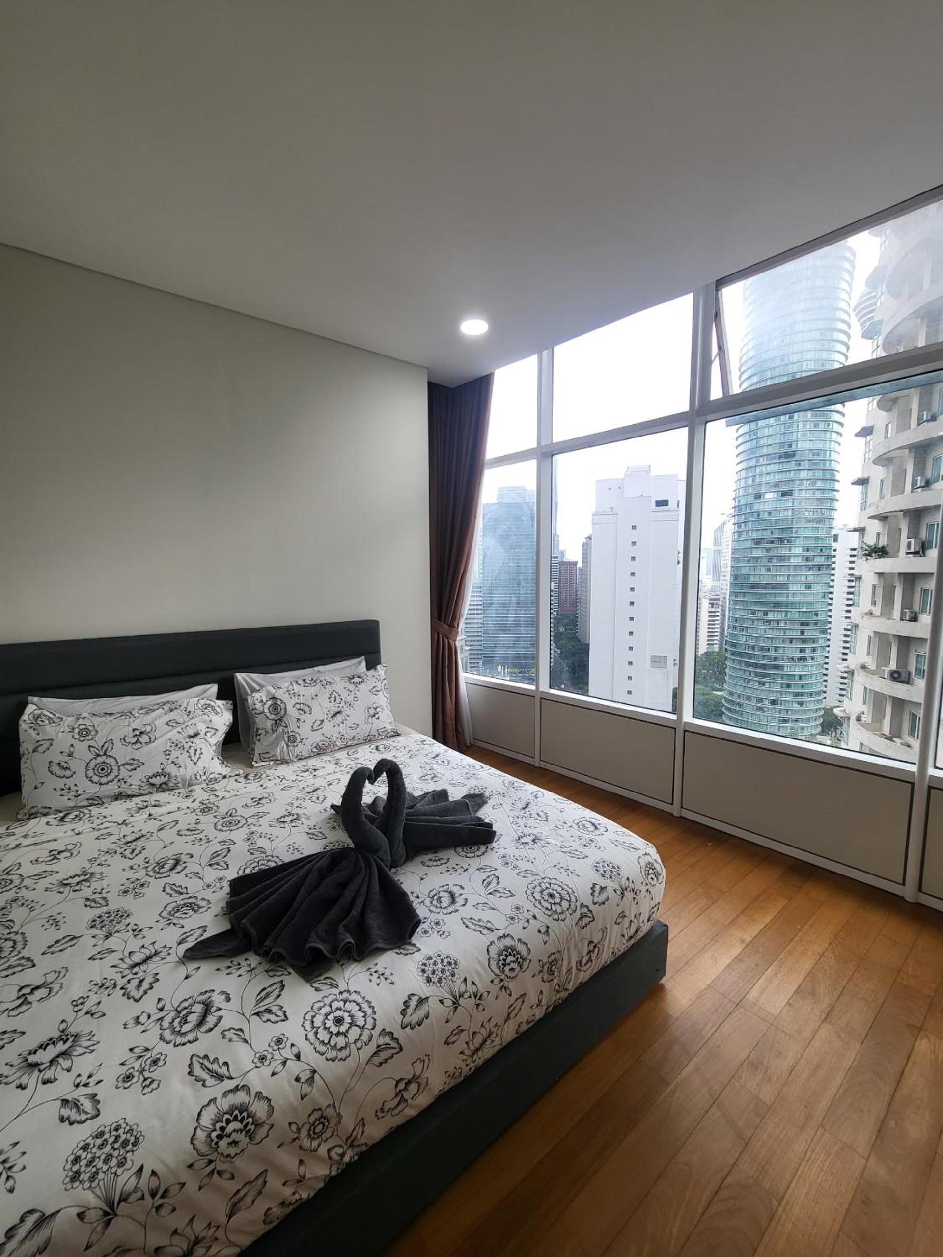 Sky Suites KLCC, by DeLive Home