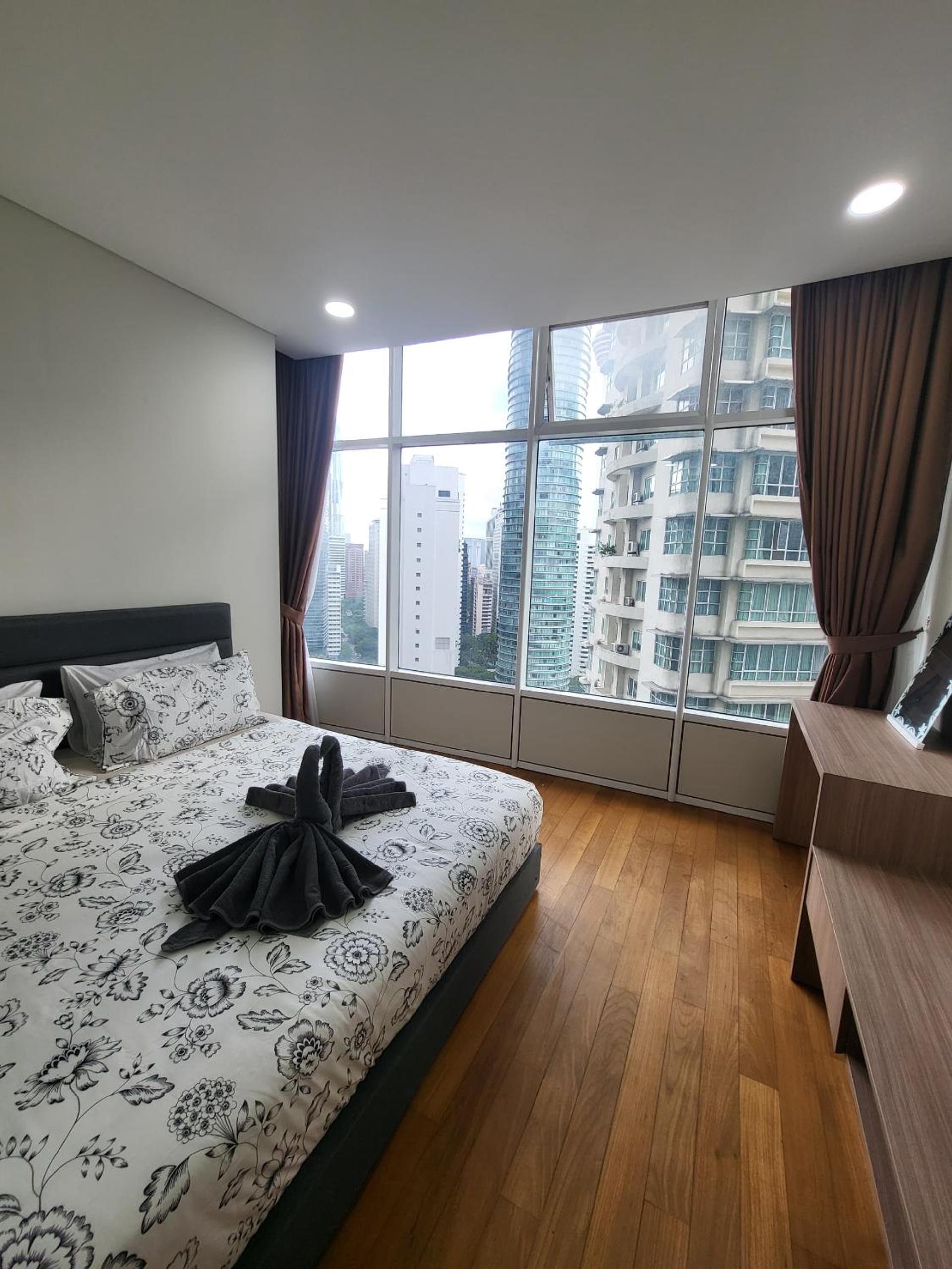 Sky Suites KLCC, by DeLive Home