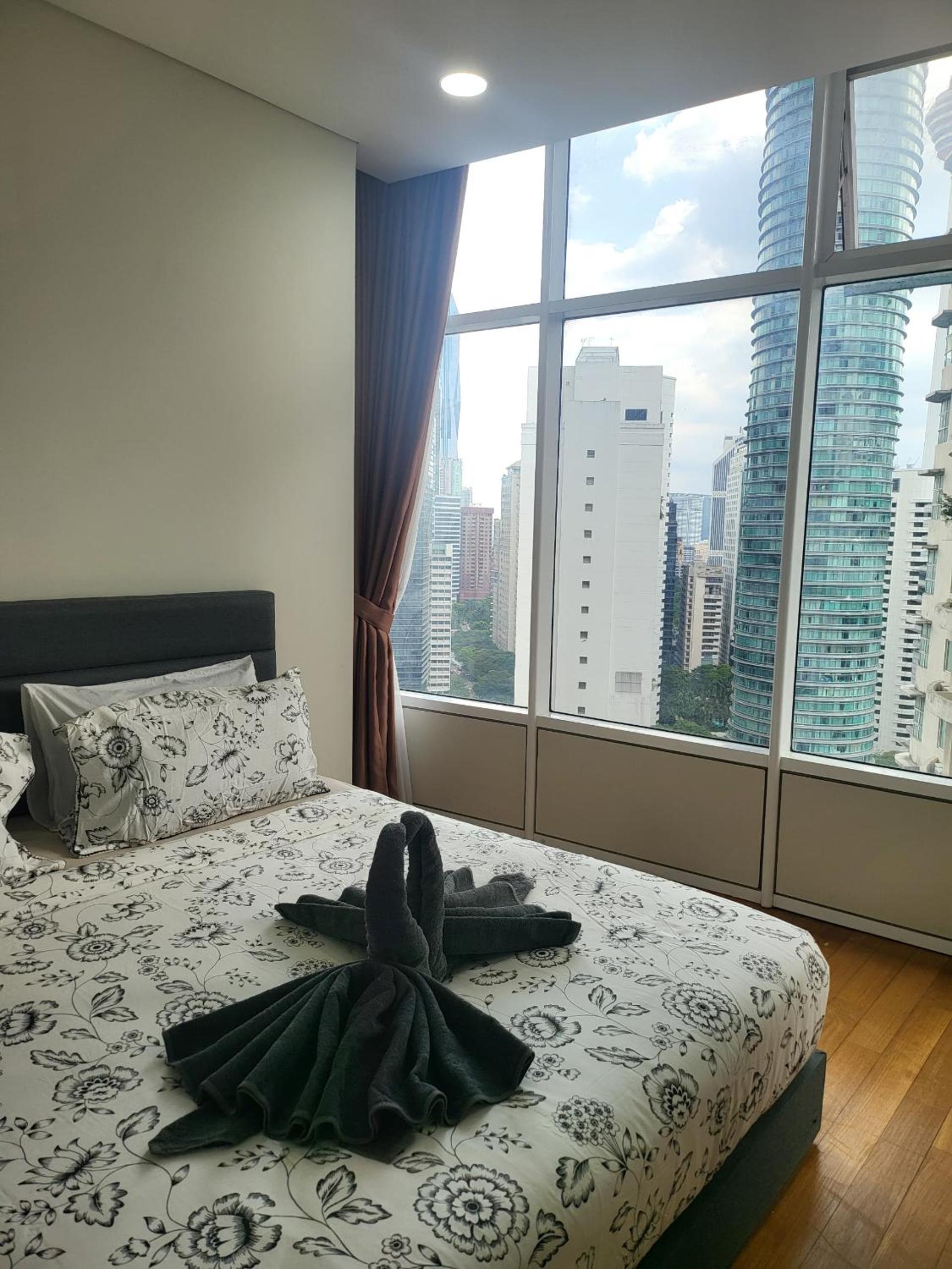 Sky Suites KLCC, by DeLive Home