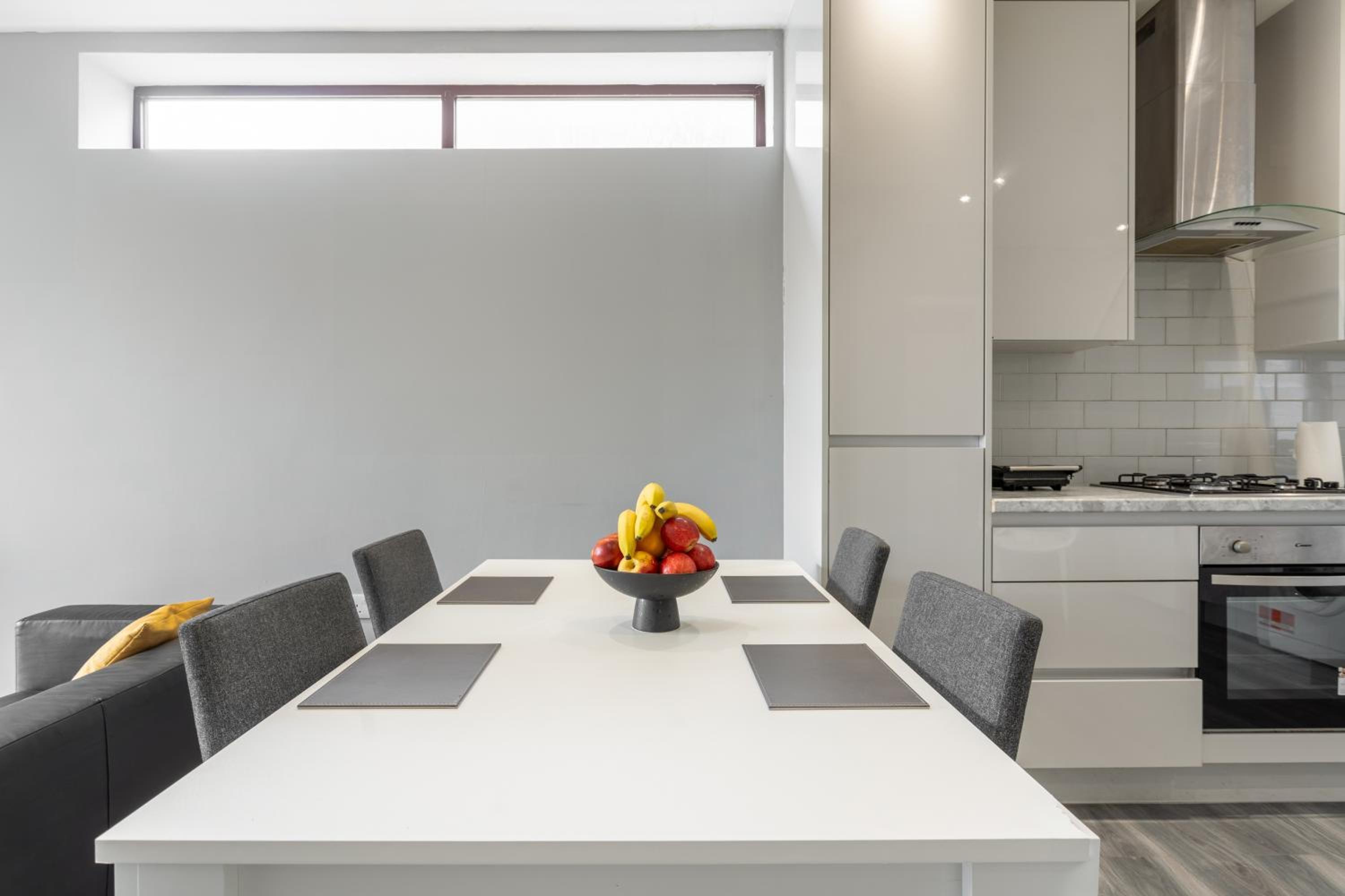 Modern 3 bedrooms Apartment in Canning Town view 3