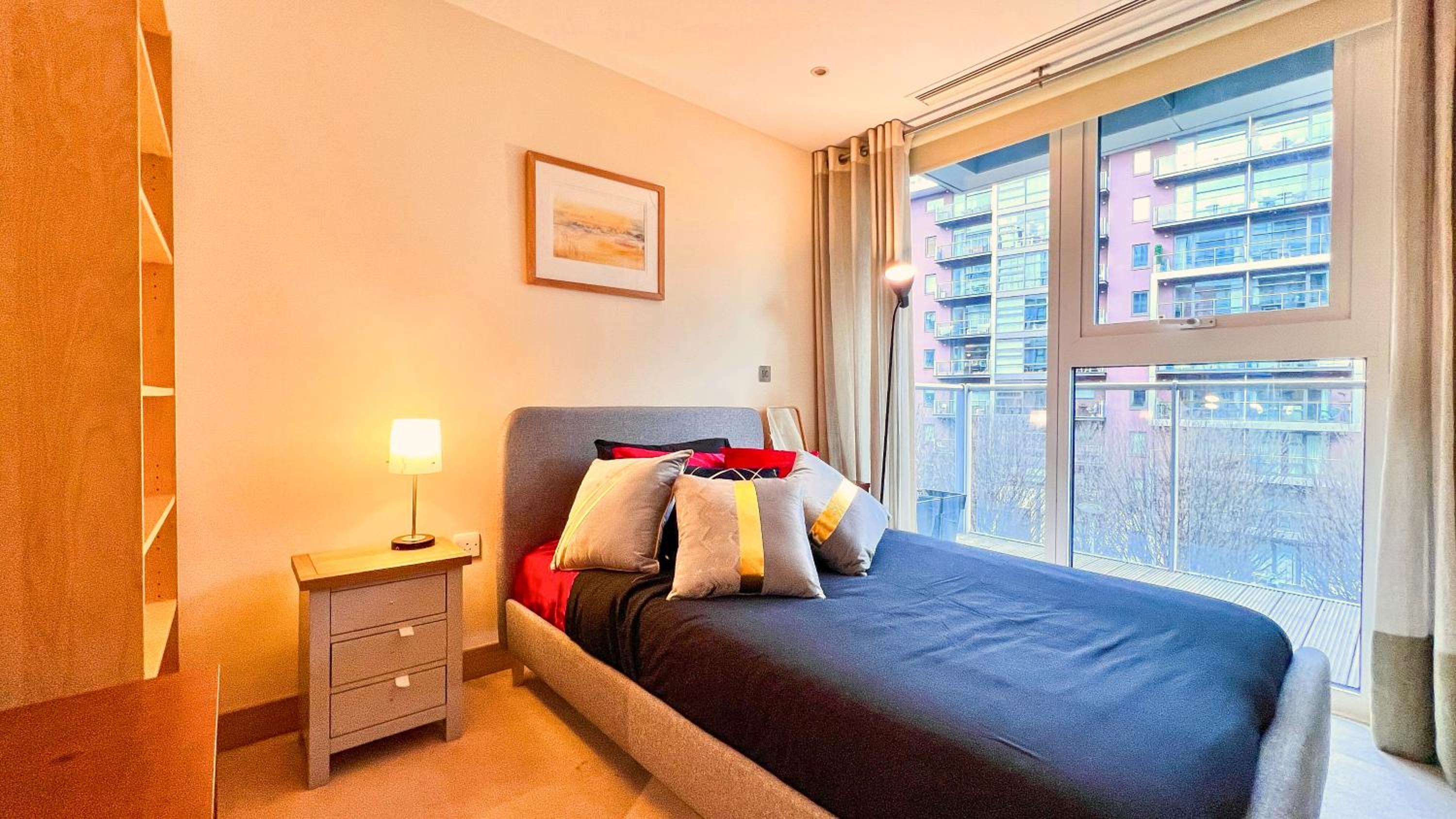 Chelsea Bridge 2b2b balcony 1GB superfast wifi - LuxuryLondonStays