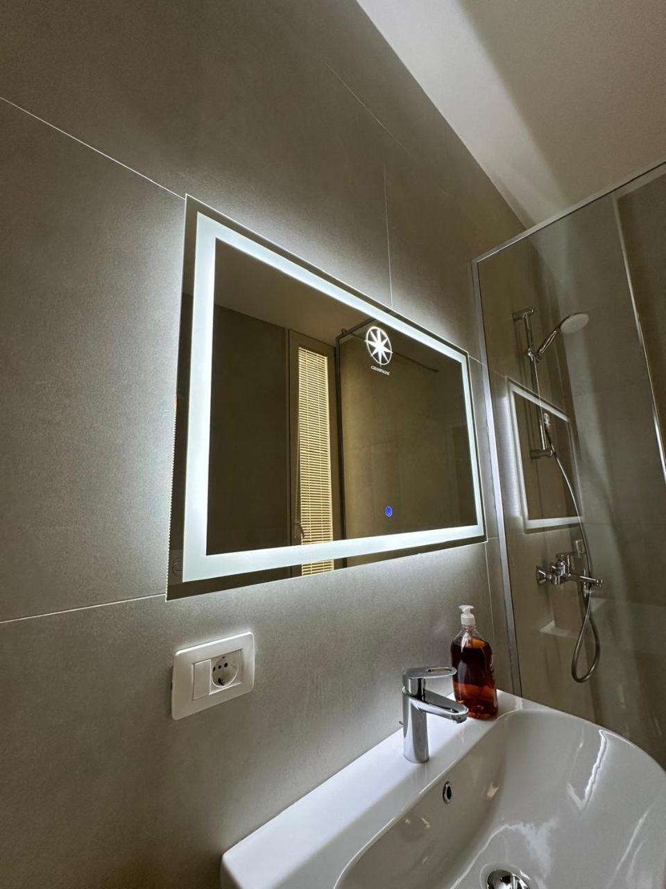 Ostriche & Champagne Room Green Coast Palase