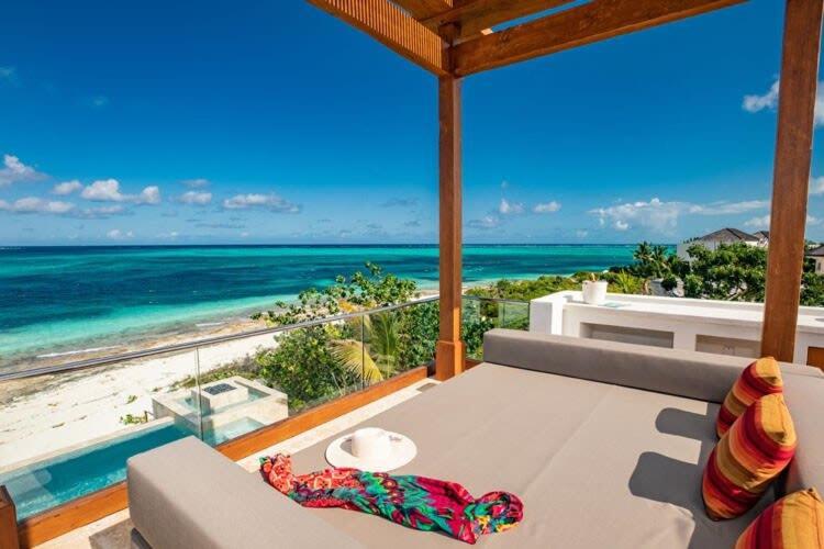 Luxurious Beachfront 2 bedroom villa on Smith's Reef view 4