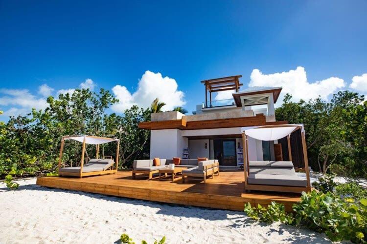 Luxurious Beachfront 2 bedroom villa on Smith's Reef view 3