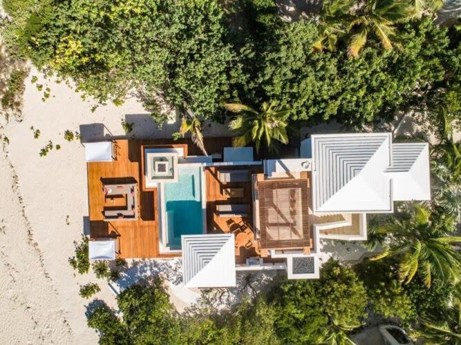 Luxurious Beachfront 2 bedroom villa on Smith's Reef view 2