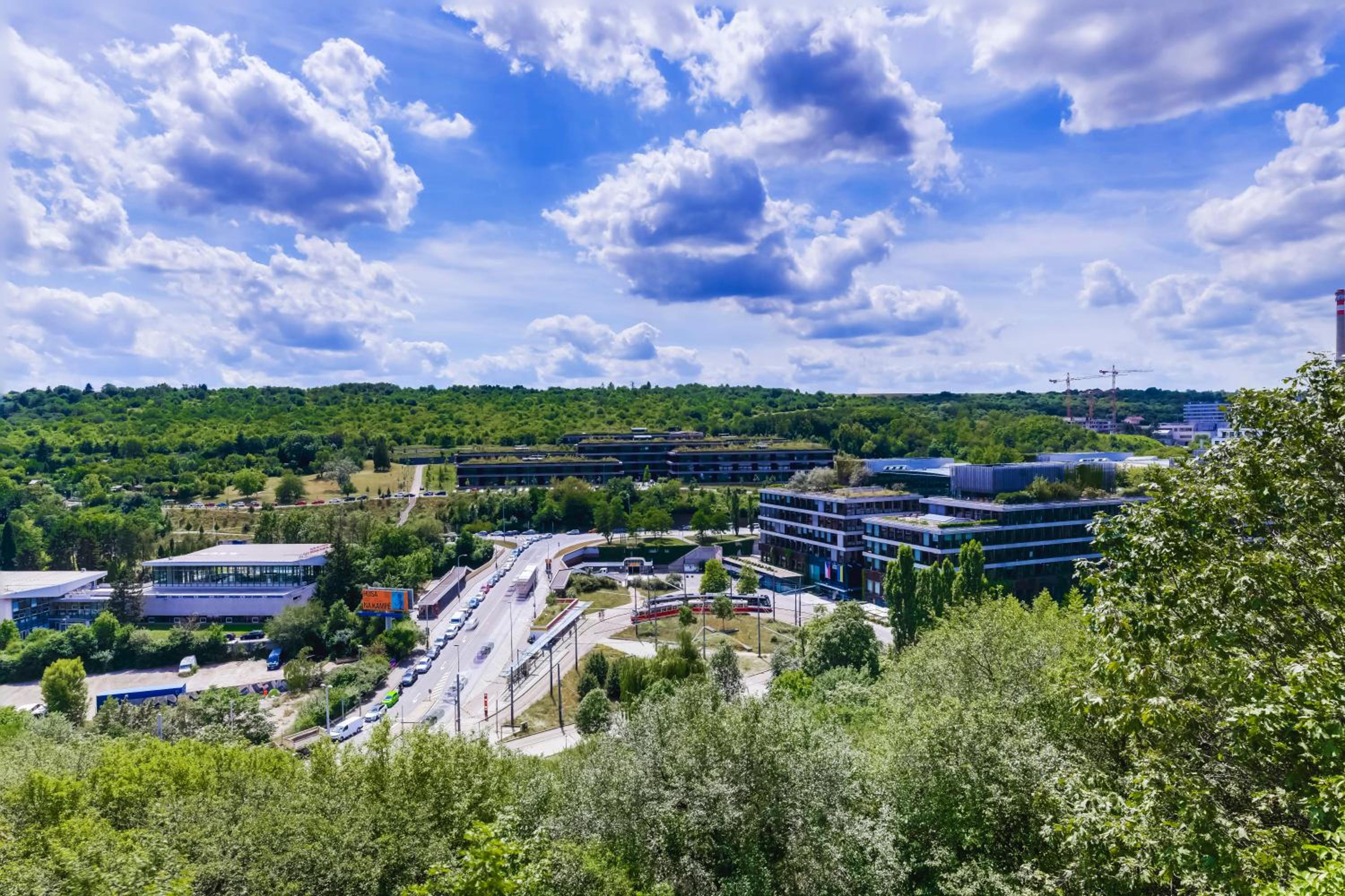Moderní byt s terasou, 2 ložnice, parkování v ceně, blízko metra, 15 min do centra