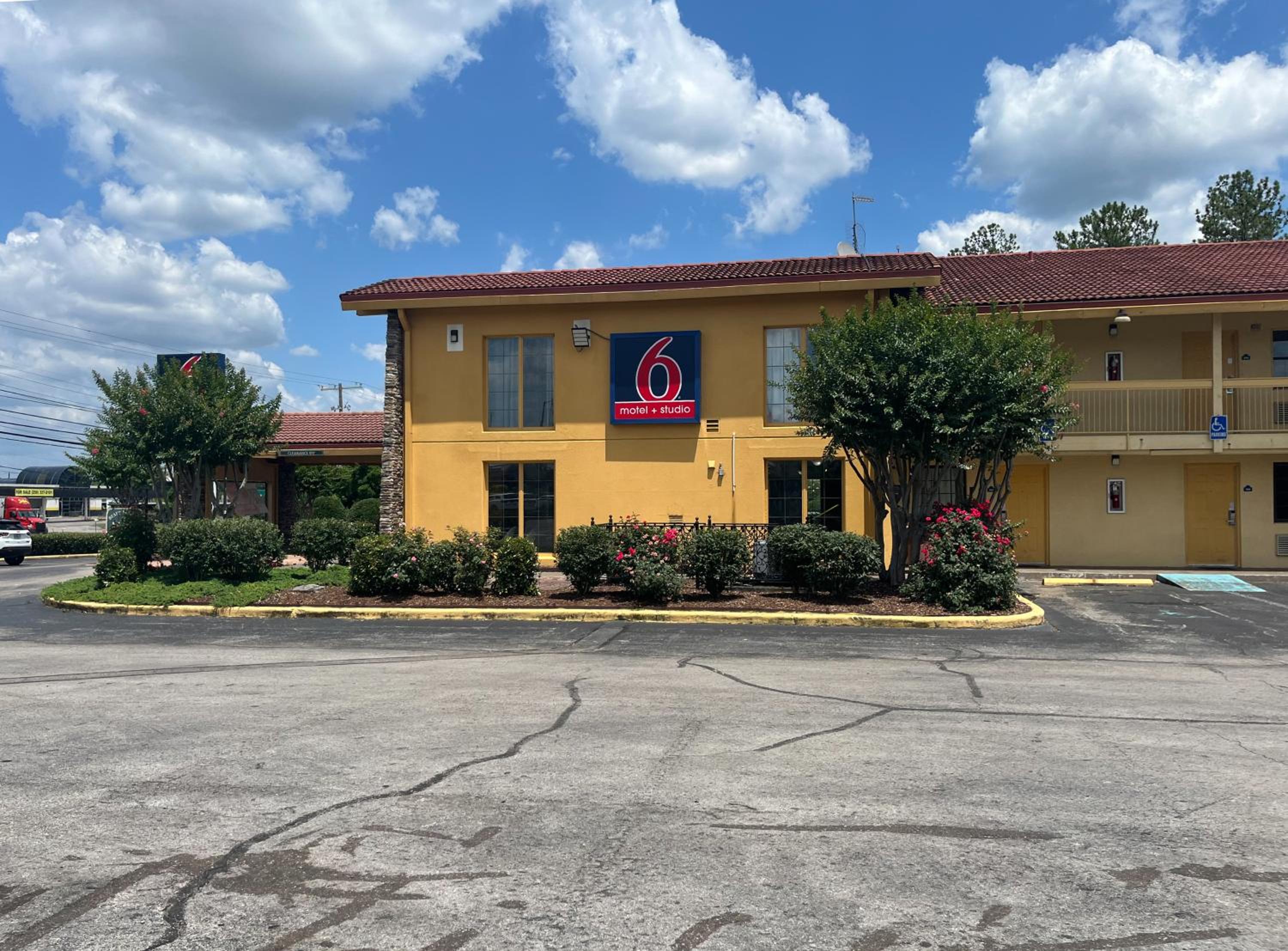 Hotel Studio 6 Huntsville, AL University Drive - Image 1