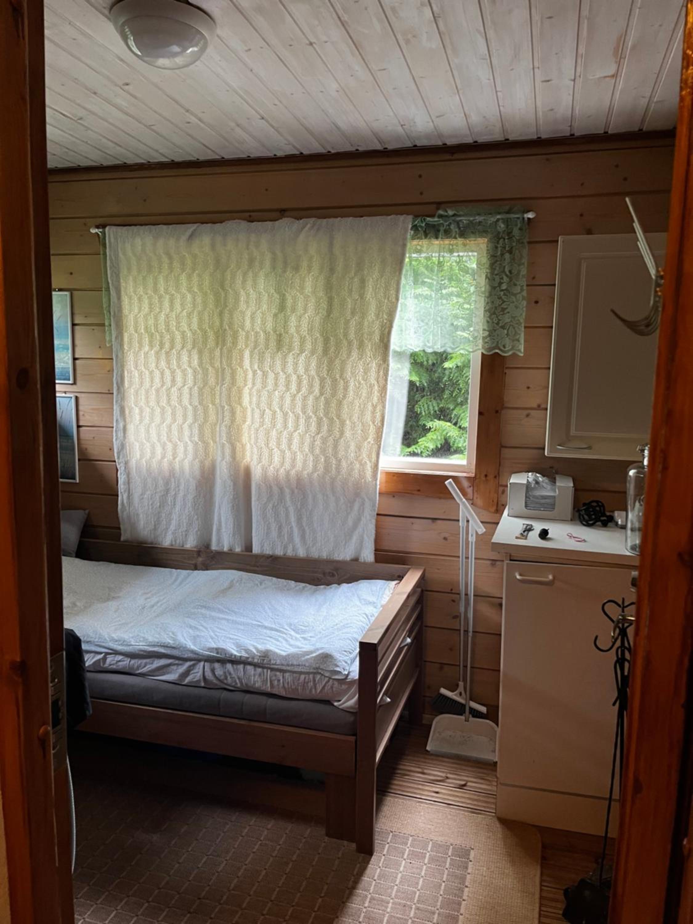 Mökkituulos, beds for 4 One big bedroom, two beds separated with a big wardrobe
