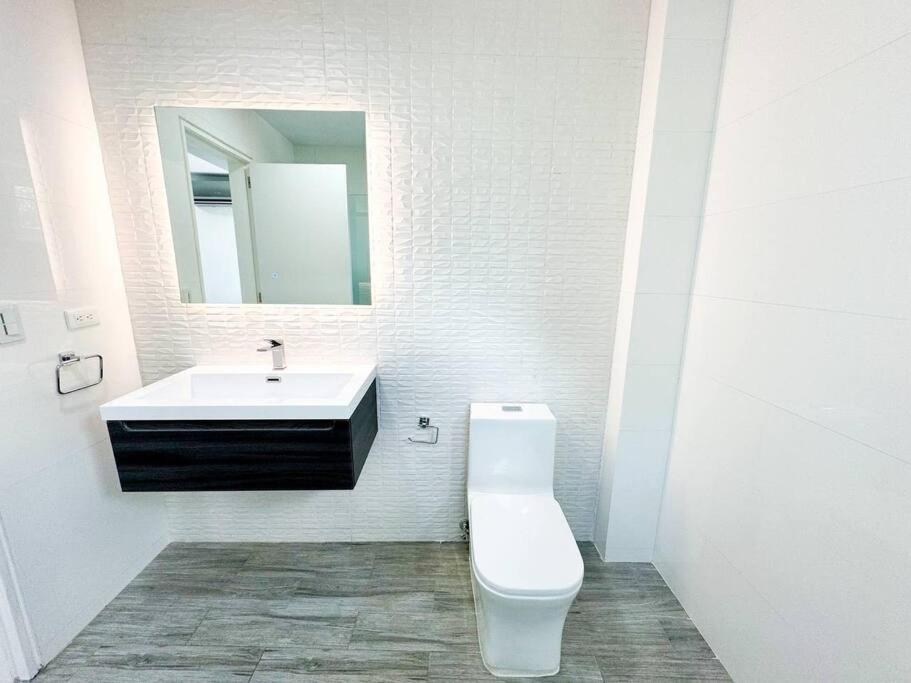 Urban Paradise Apt at El Rosal view 2