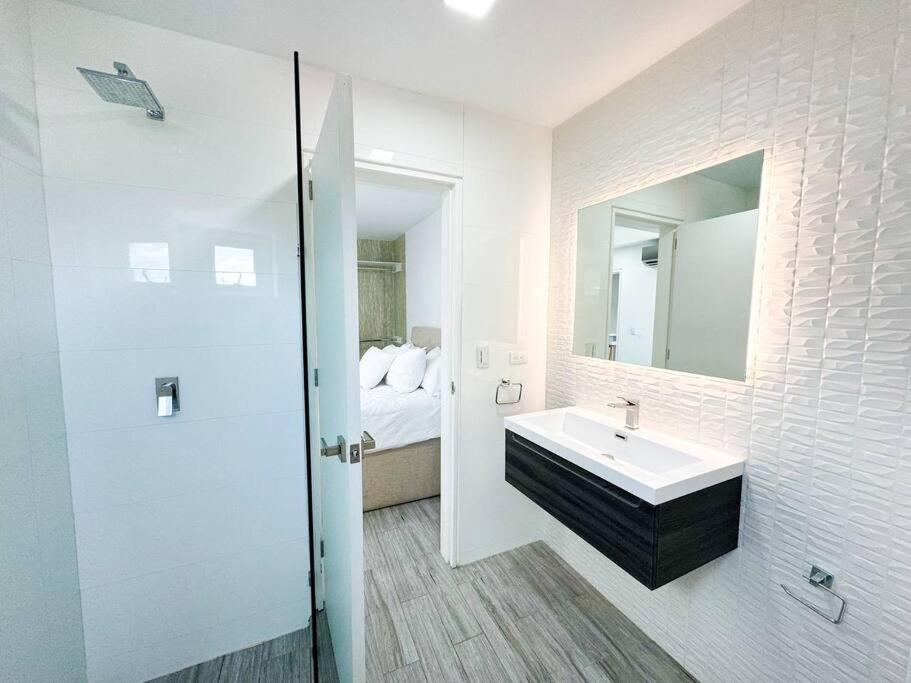 Urban Paradise Apt at El Rosal view 3
