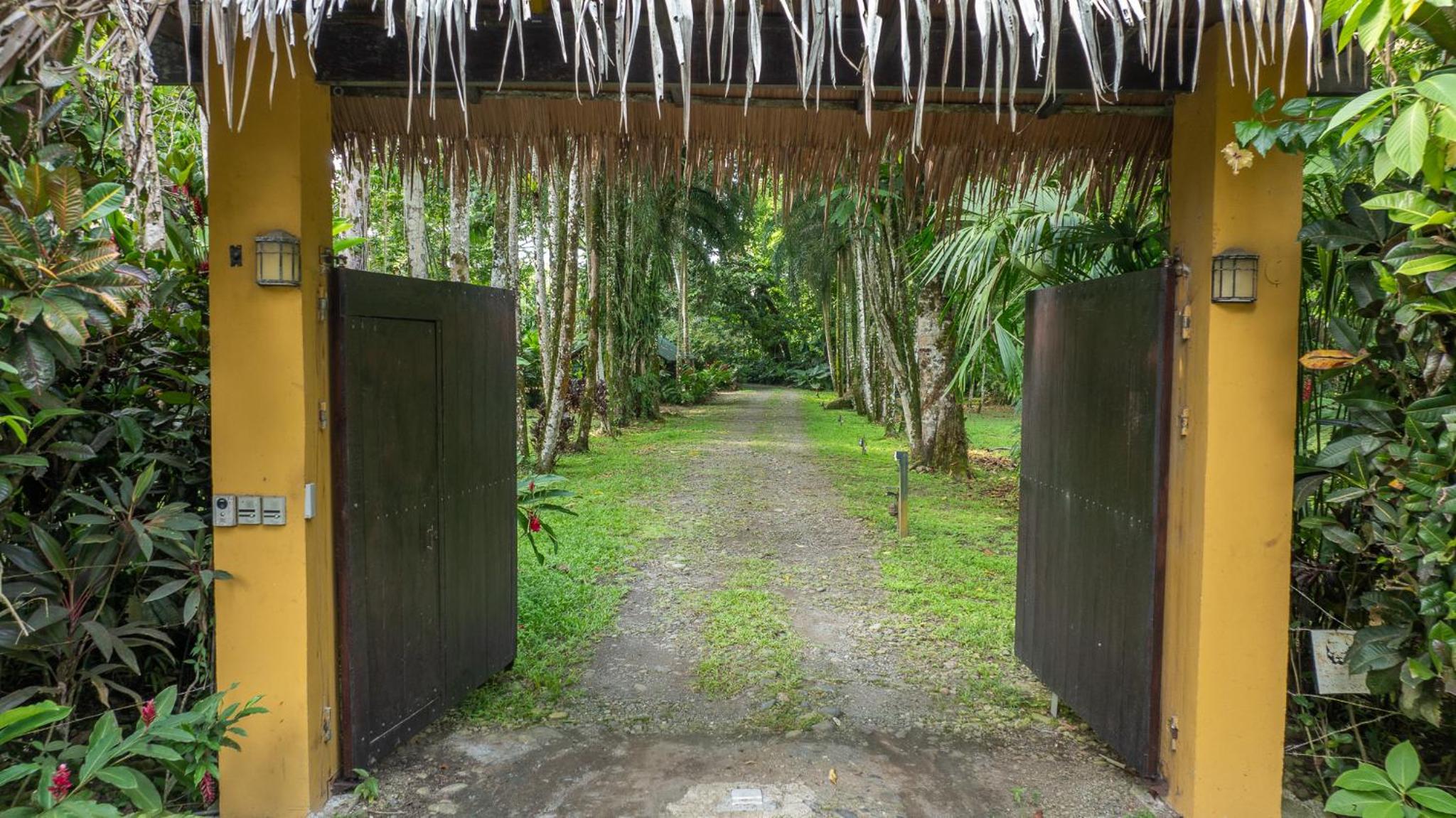 Miagoa Beachfront Villa Perfect for Families