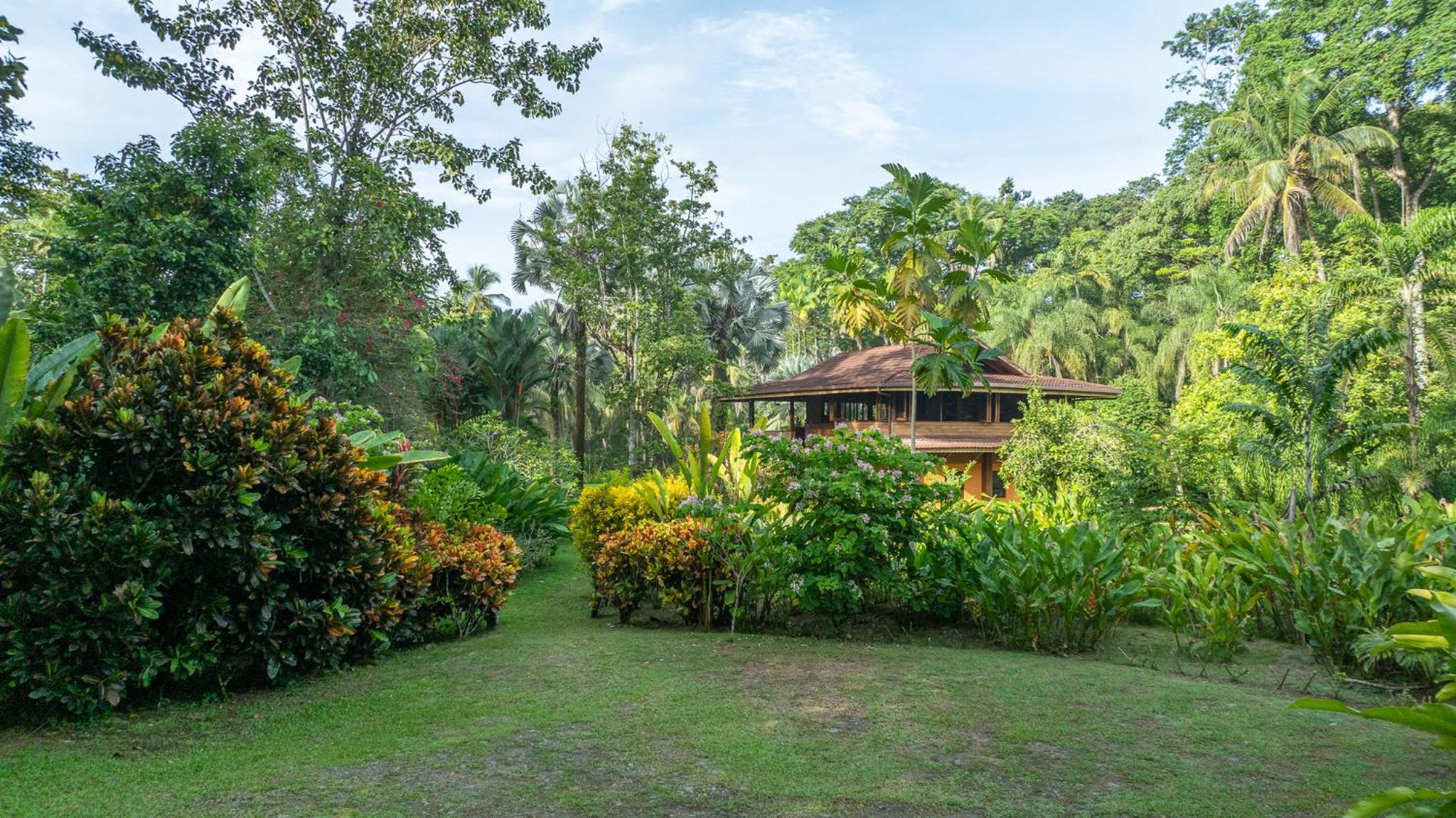 Miagoa Beachfront Villa Perfect for Families