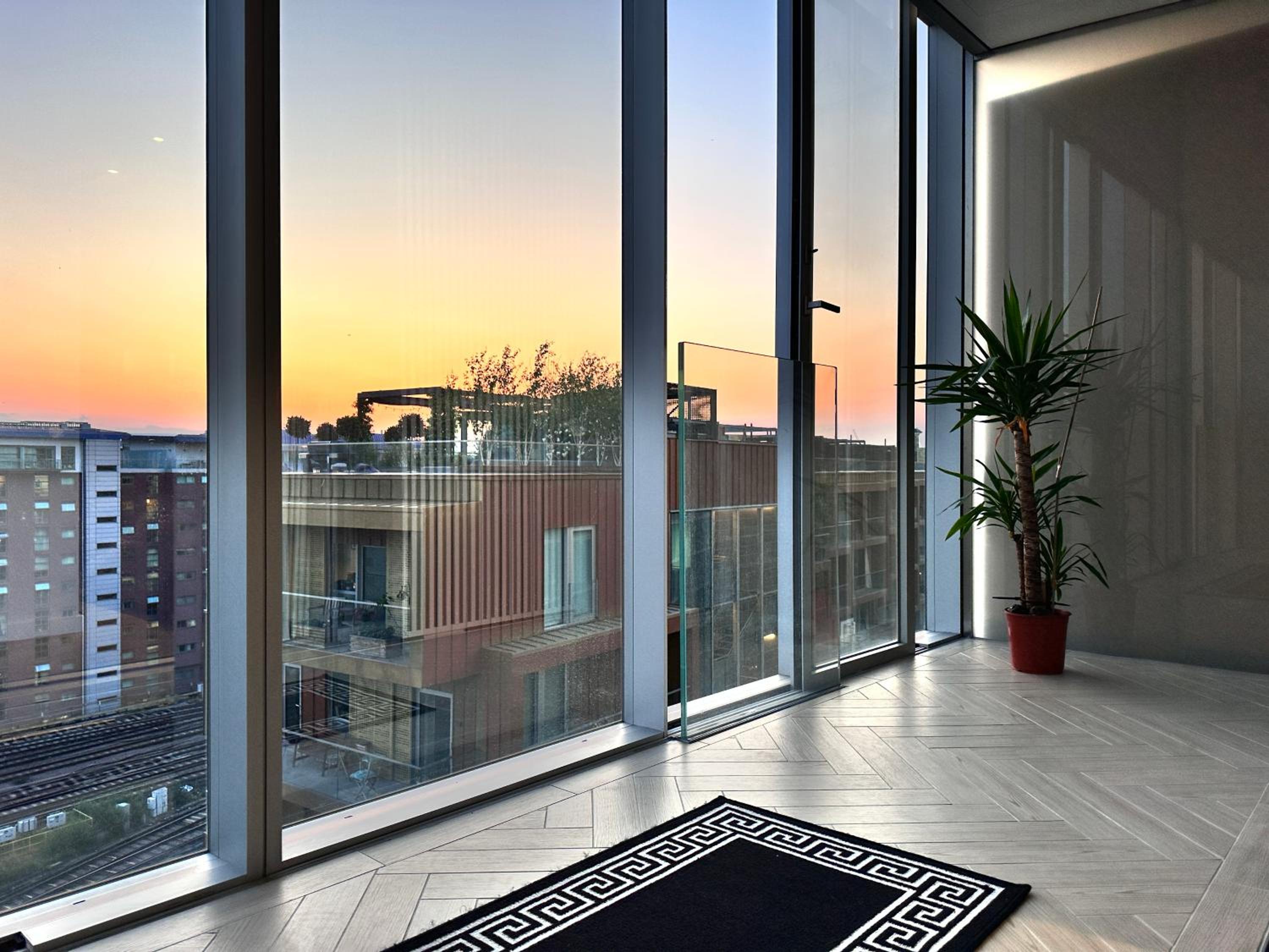 Luxury London Stays - City Views - Battersea Power Station & 1GB wifi