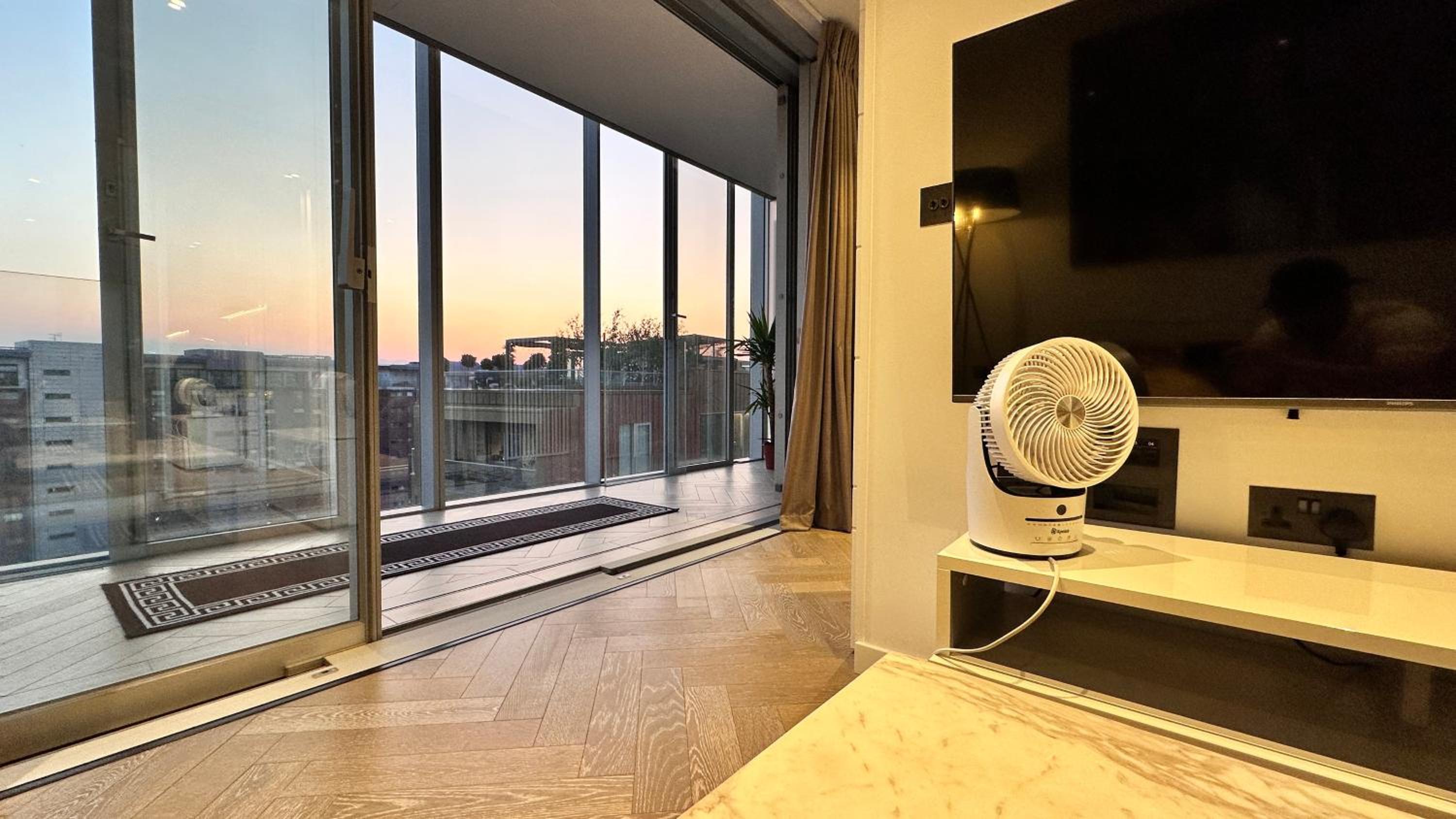 Luxury London Stays - City Views - Battersea Power Station & 1GB wifi