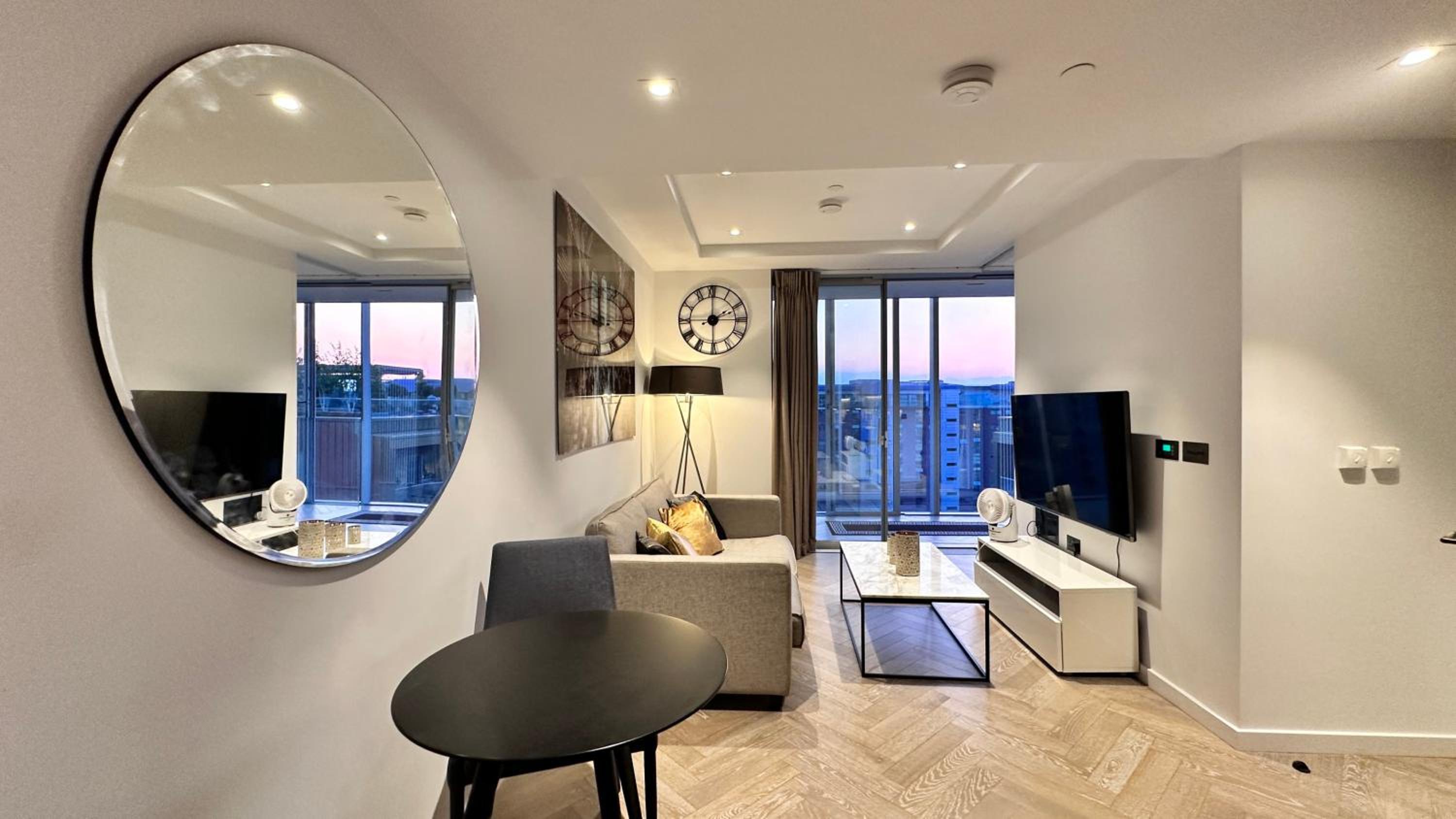 Luxury London Stays - City Views - Battersea Power Station & 1GB wifi