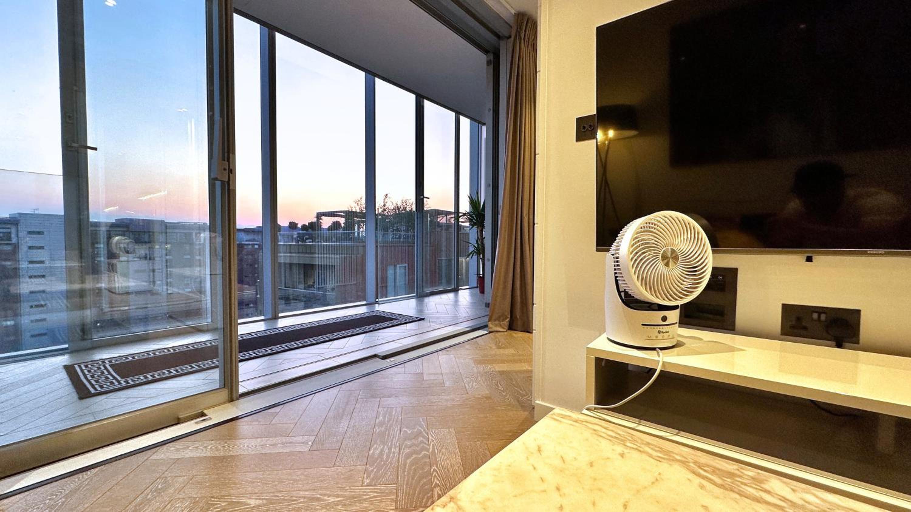 Luxury London Stays - City Views - Battersea Power Station & 1GB wifi