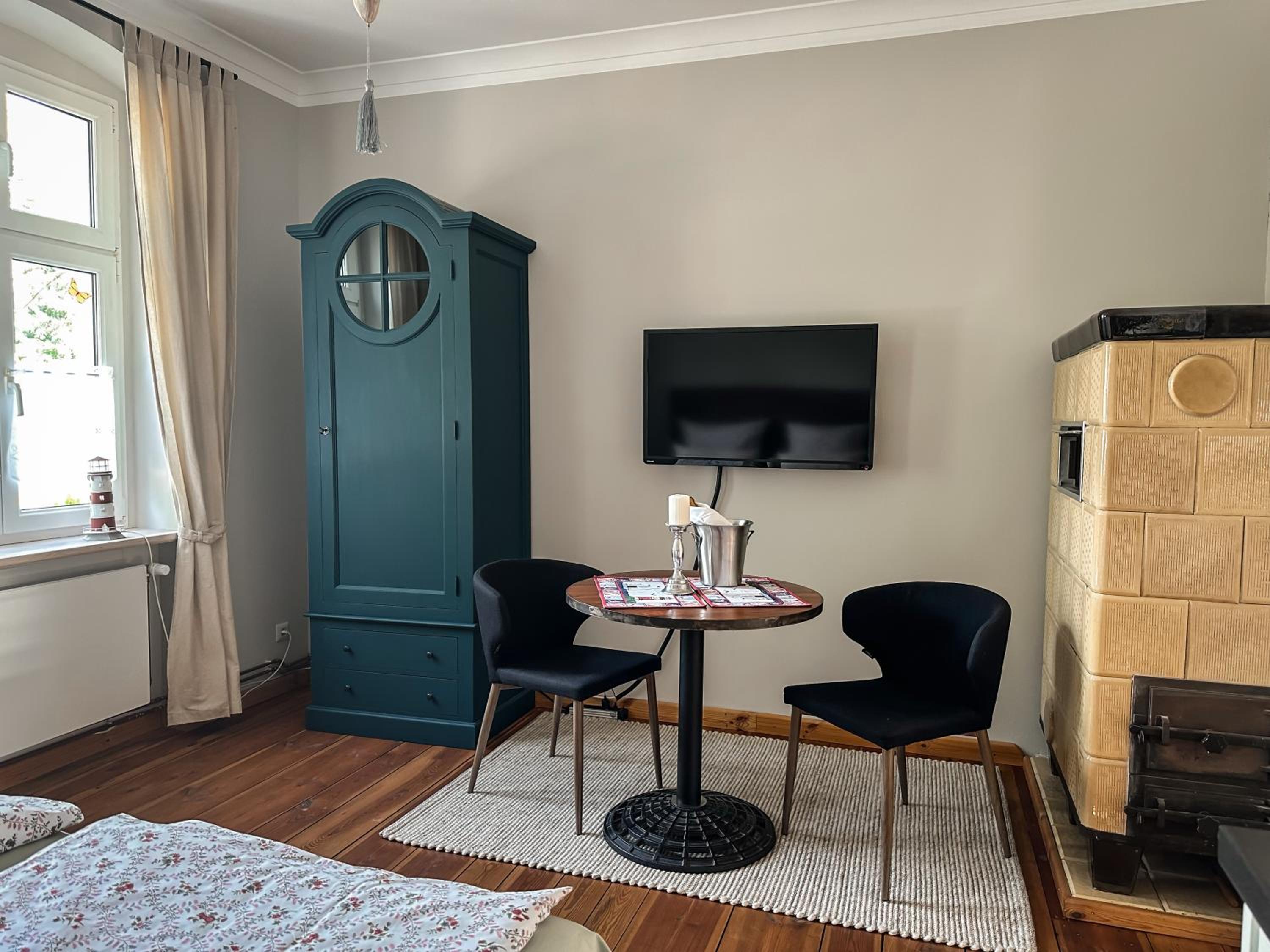 Landhaus hinter`m See Ferienwohnung Zur Schneiderei Kachelofen Schlittenbett Smart-TV