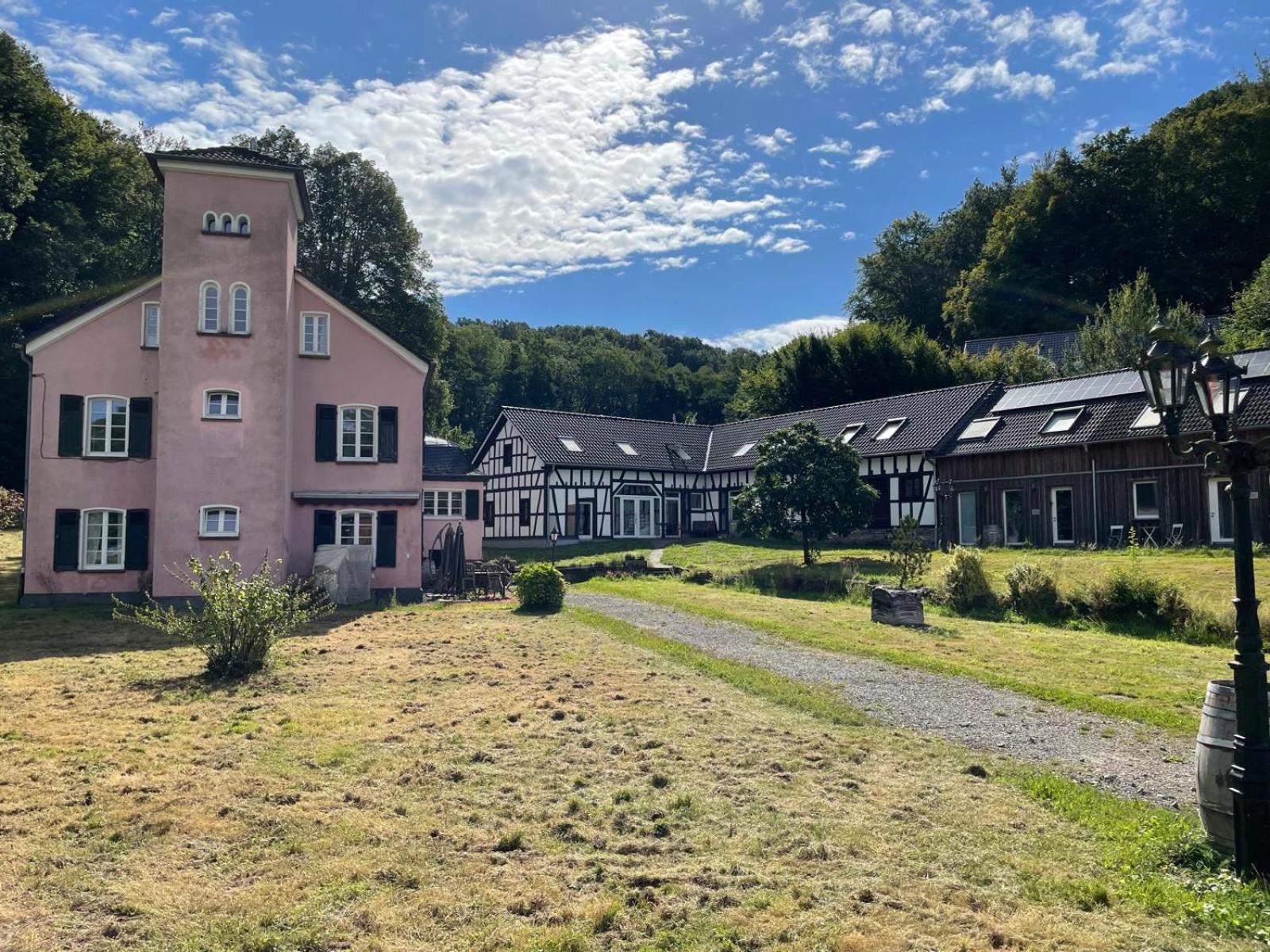 Ruhige Apartments mit guter Bahnanbindung und Küchennutzung