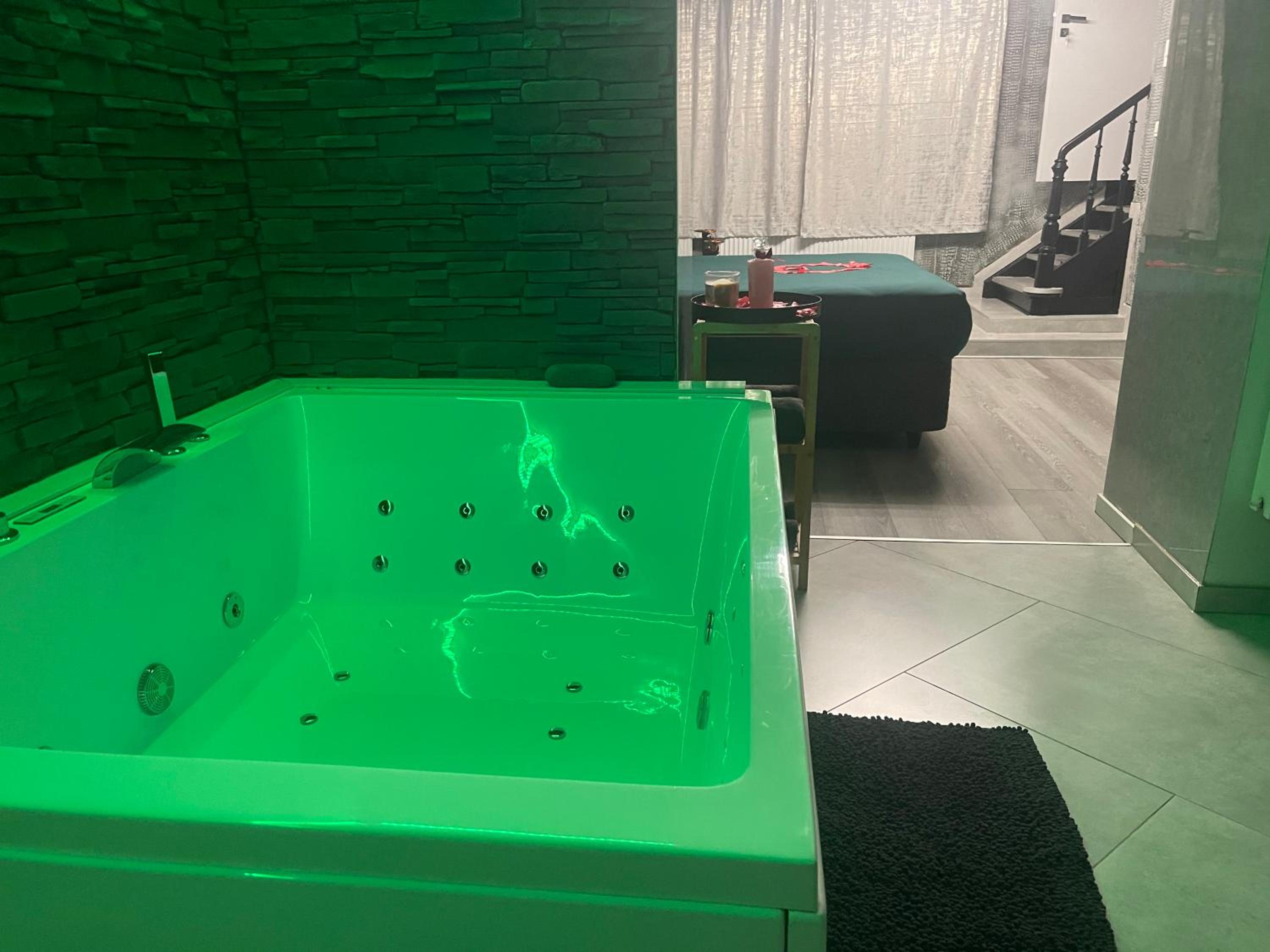 Jungle suite romantic - private Jacuzzi -