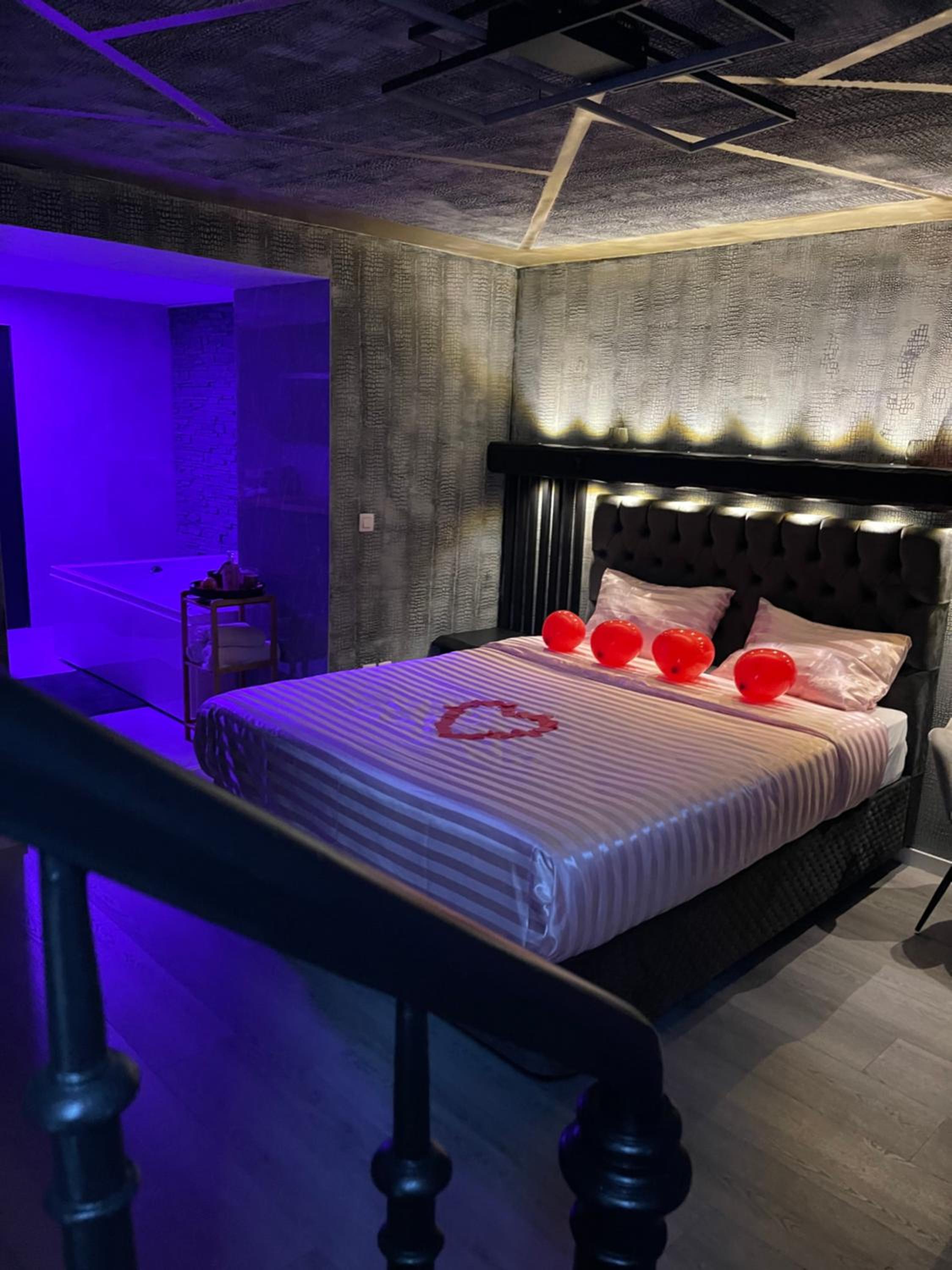 Hotel Jungle suite romantic - private Jacuzzi - - Image 1