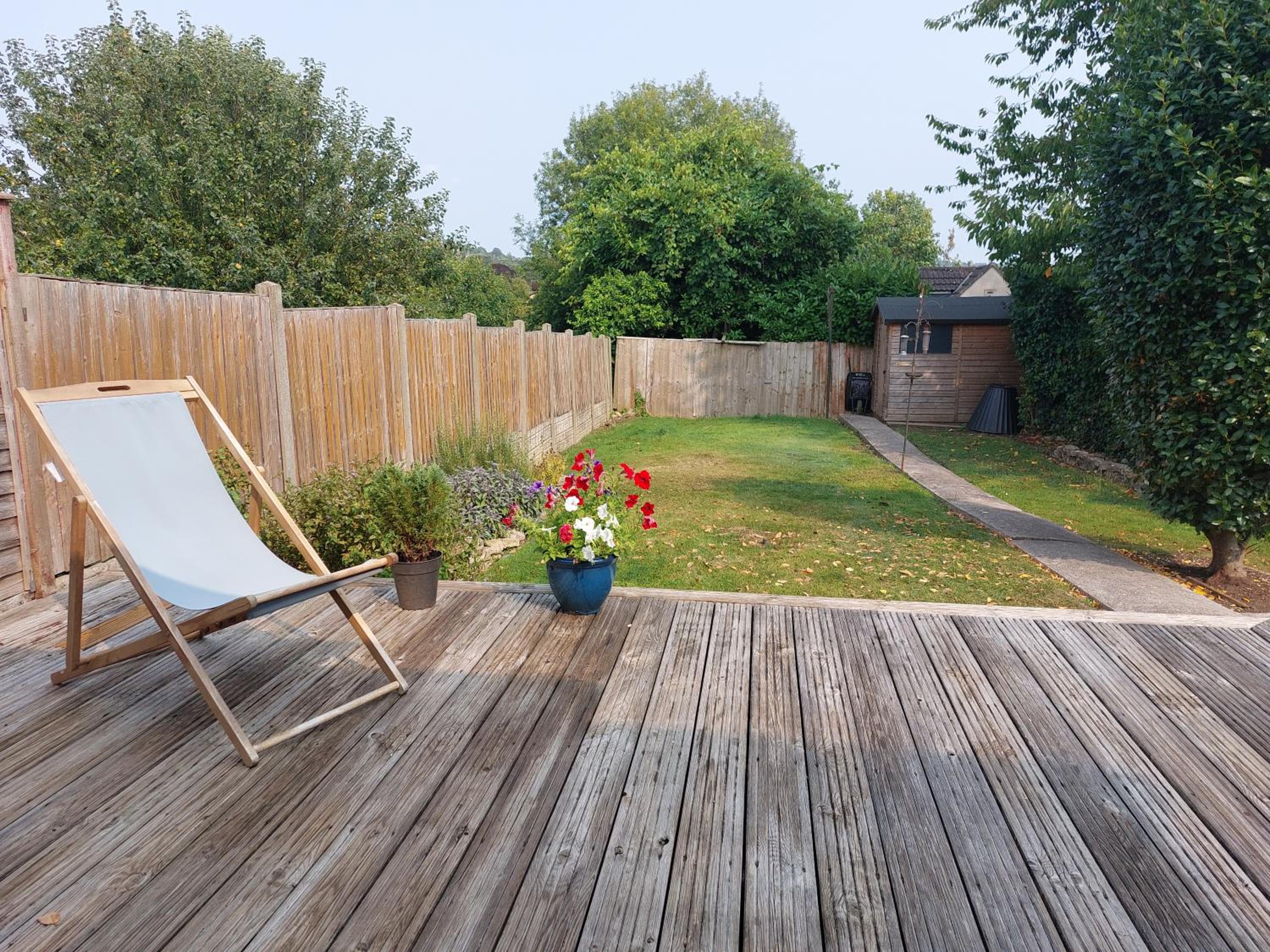 Spacious 4 Bedroom House with Garden, Close to City Centre, 2 Parking Spaces view 4