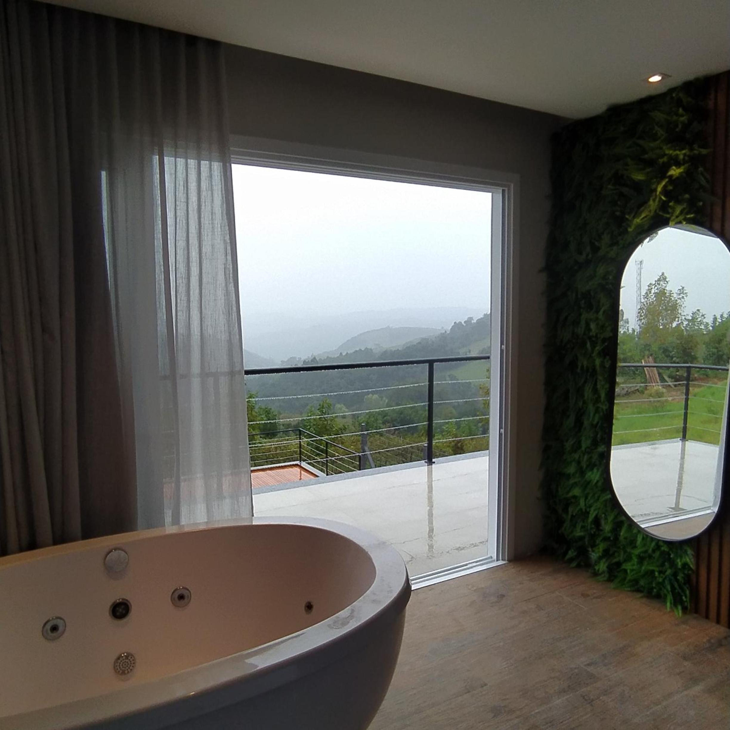 Casa 2 suítes, ofurô, piscina no Vale dos Vinhedos