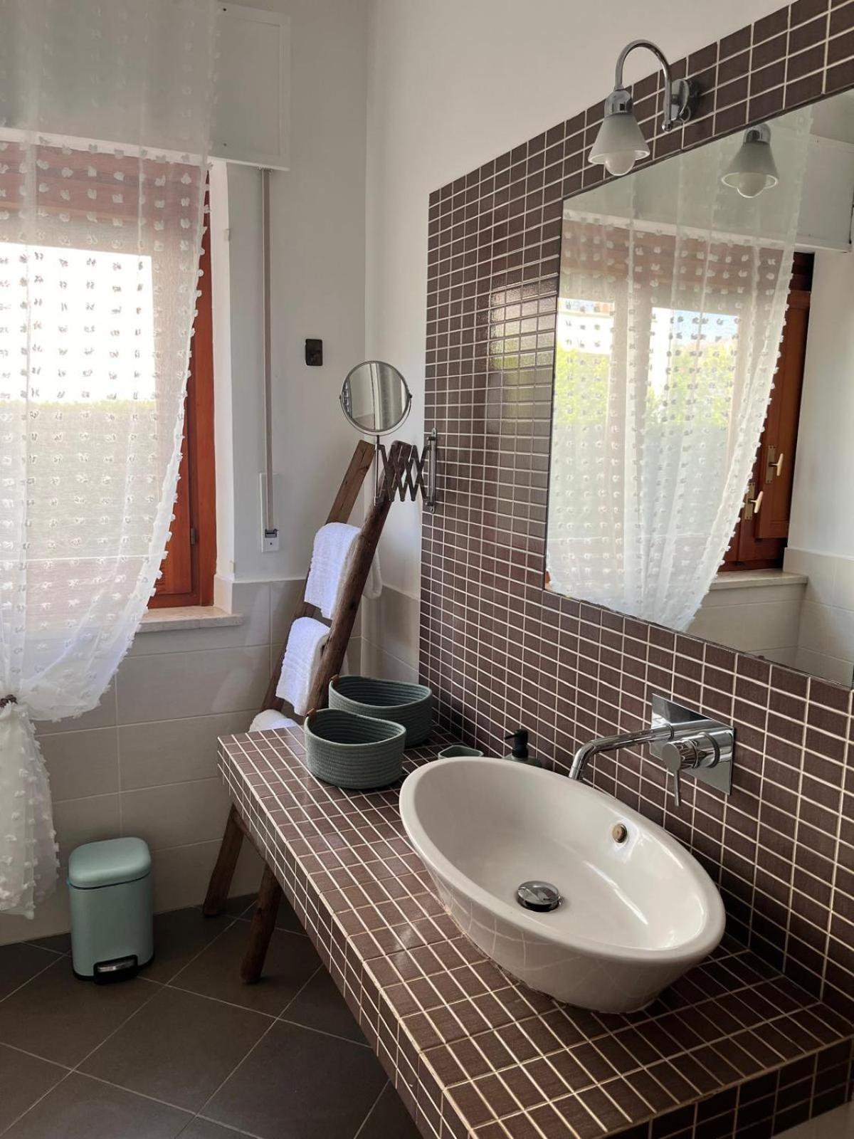 More Holidays Beach en Mondello — bathroom