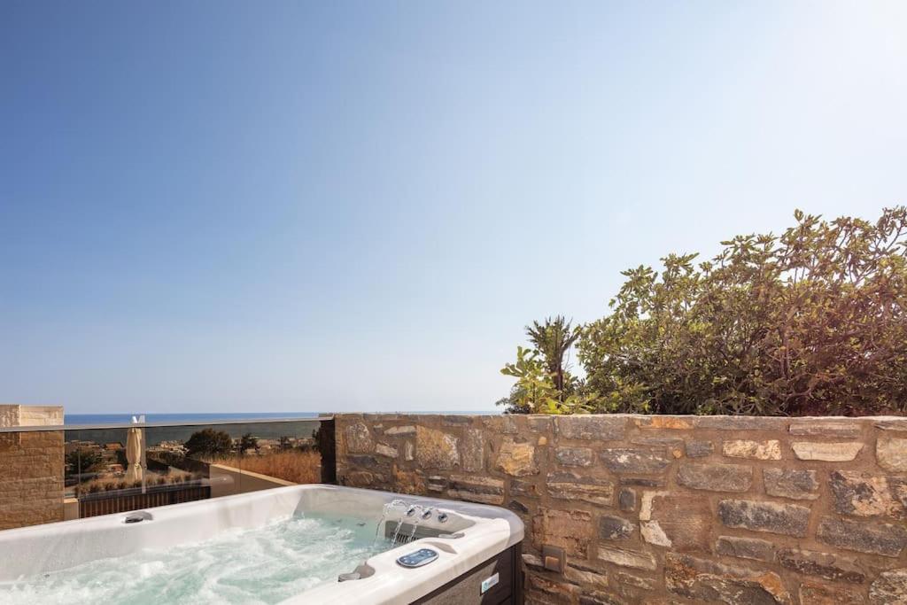 Paris Seaview Apartment with outdoor Jacuzzi view 2