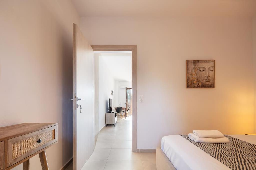 Paris Seaview Apartment with outdoor Jacuzzi view 3