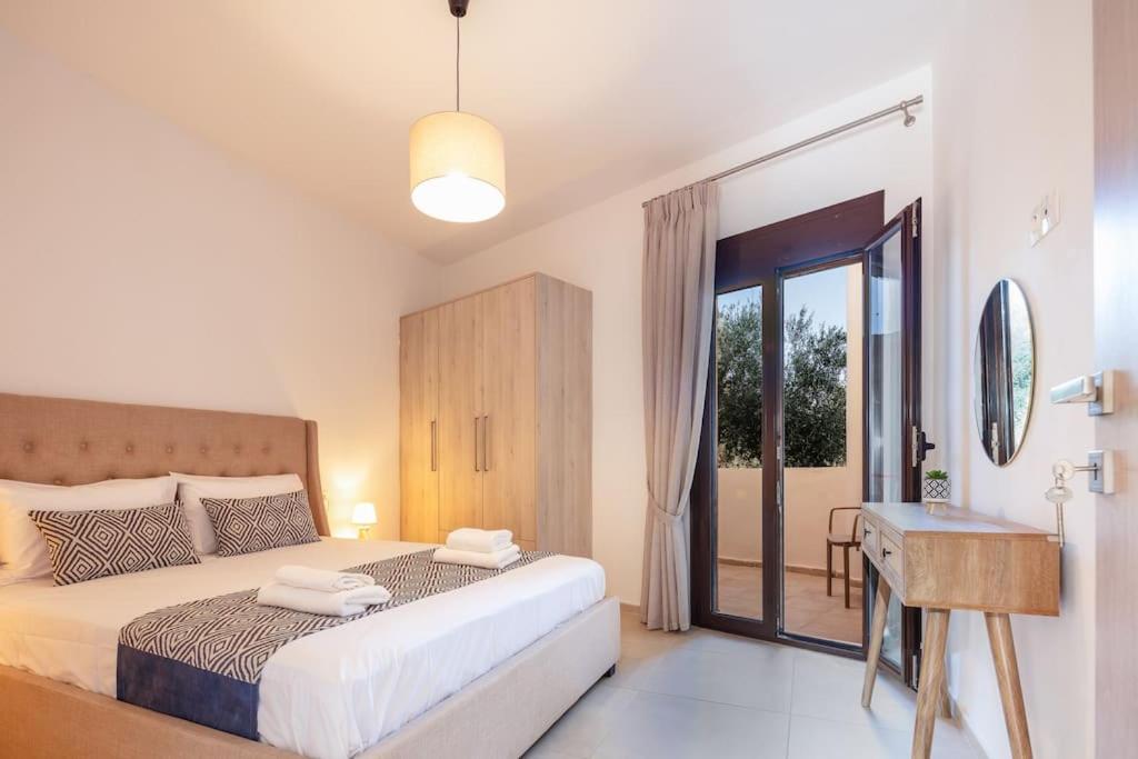 Paris Seaview Apartment with outdoor Jacuzzi view 5