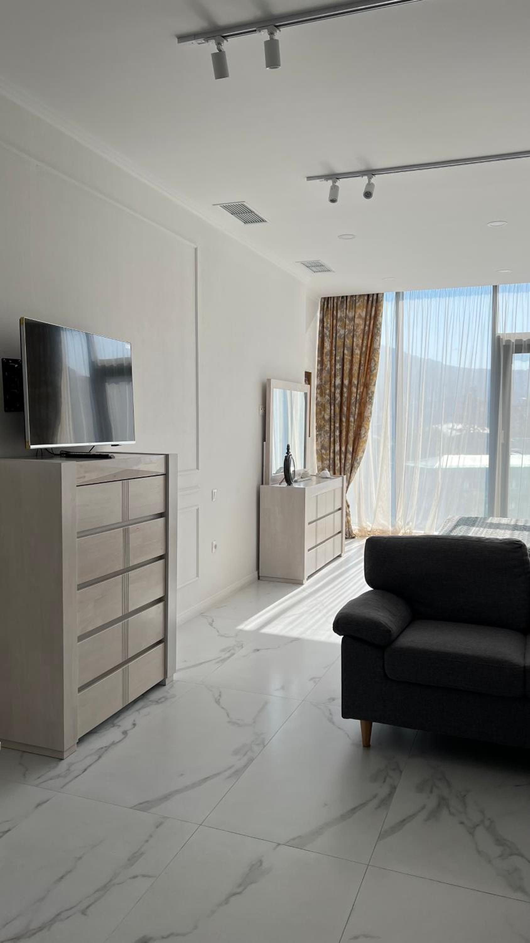 King Davit White view 4