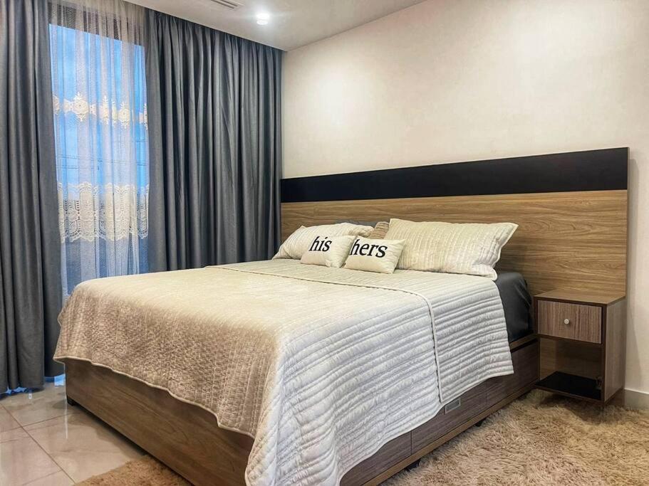 Luxury 1BR with Airport view and Infinity Pool on Rooftop! view 3