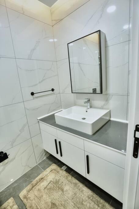 Luxury 1BR with Airport view and Infinity Pool on Rooftop! view 4