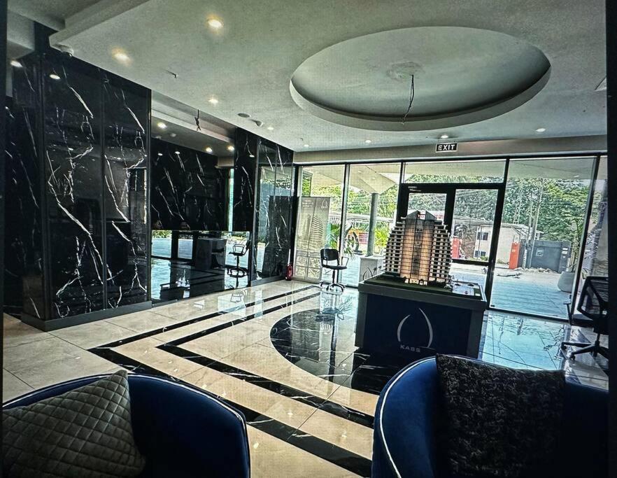 Luxury 1BR with Airport view and Infinity Pool on Rooftop! view 5