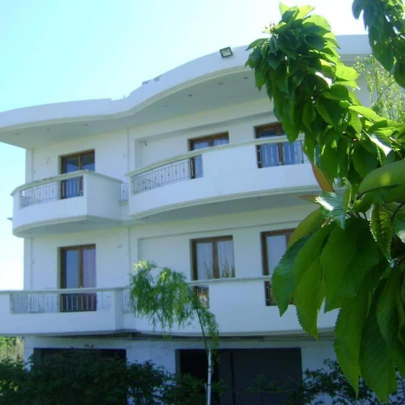 Apartmani Karalias