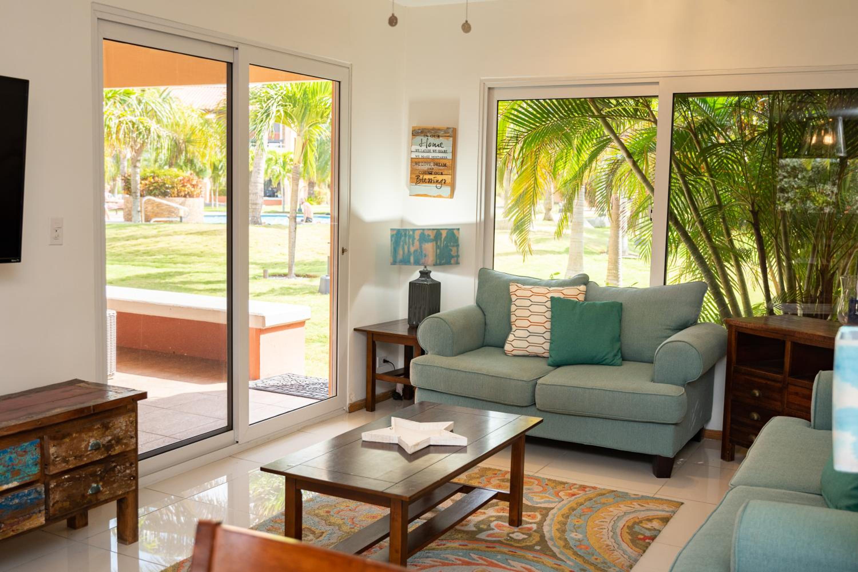 Cozy Condo just a short walk to Eagle Beach