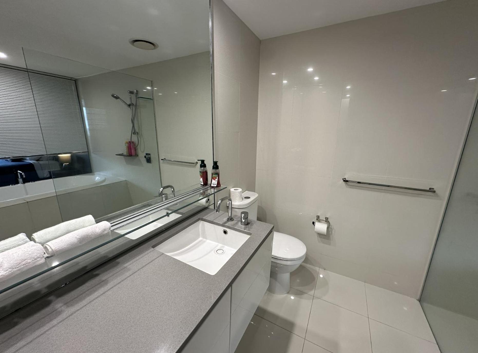 BeachView Surfers 2BD Apartment Lux