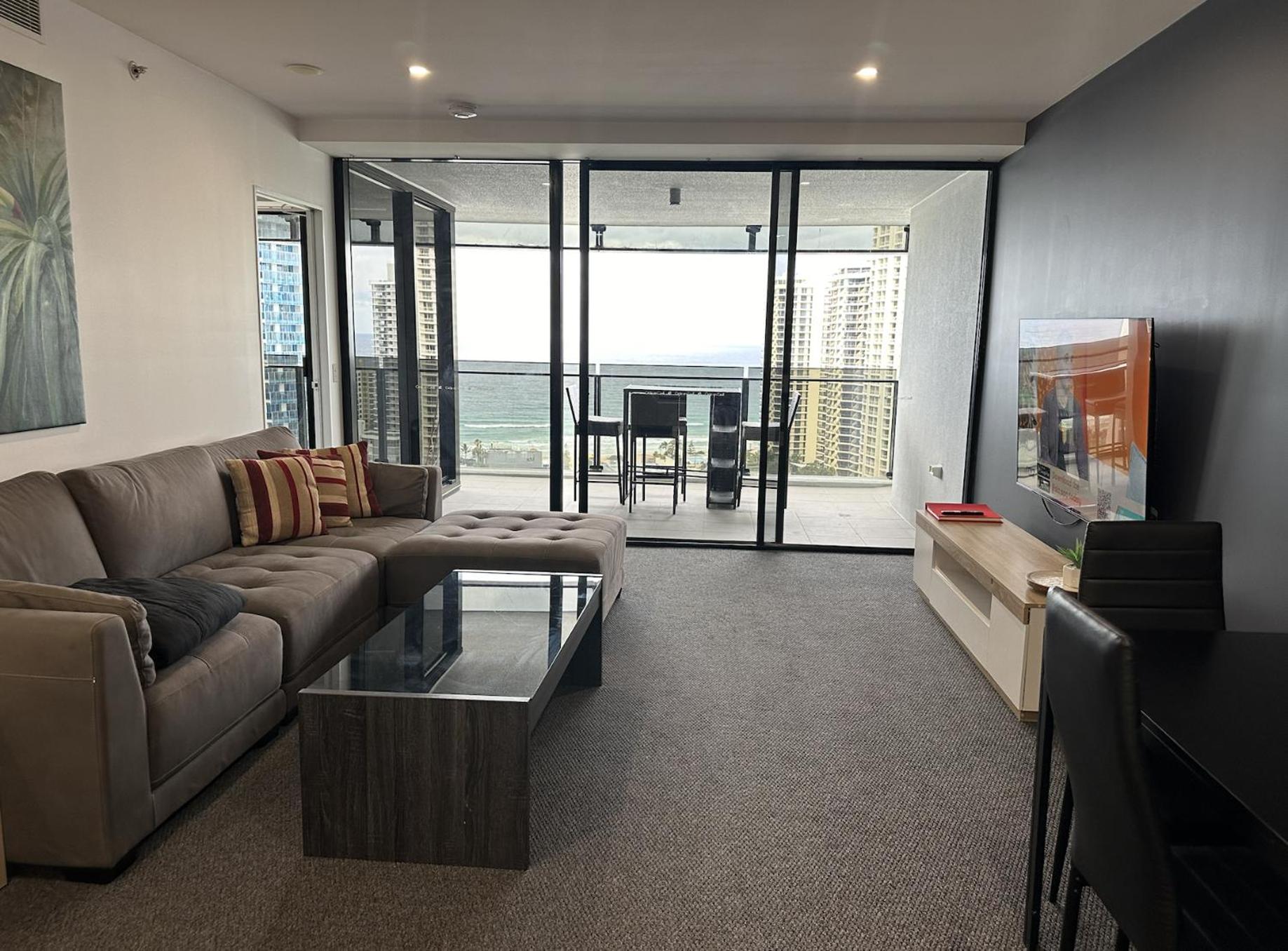 BeachView Surfers 2BD Apartment Lux