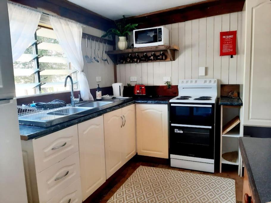 Rosewood Cottage -Entire 2 bedroom home with Netflix & WiFi