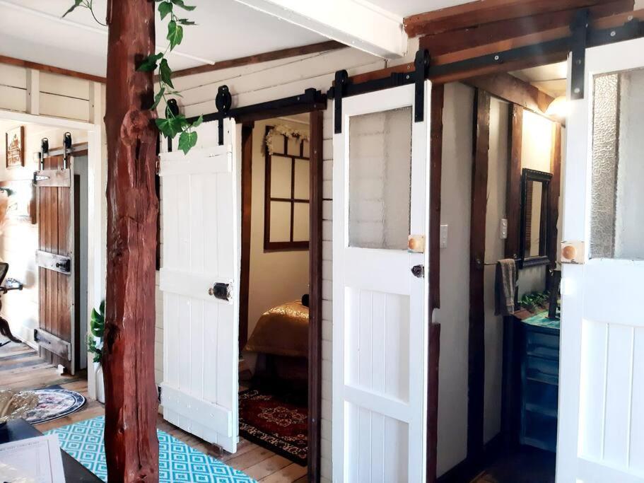 Rosewood Cottage -Entire 2 bedroom home with Netflix & WiFi