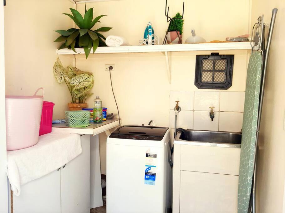 Rosewood Cottage -Entire 2 bedroom home with Netflix & WiFi