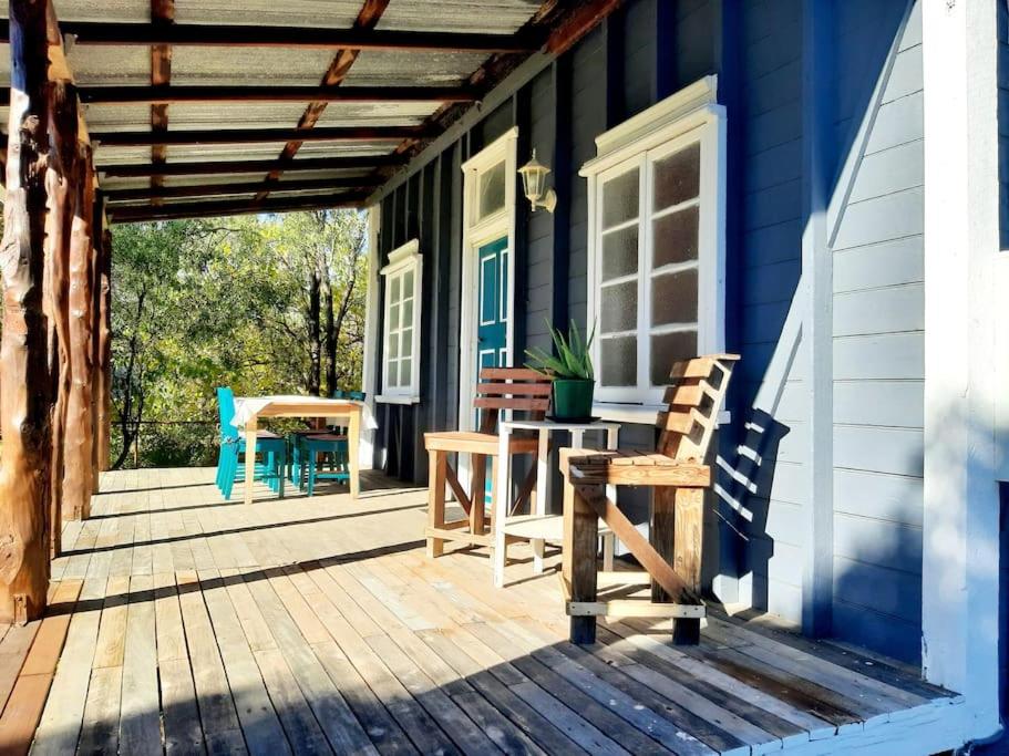 Rosewood Cottage -Entire 2 bedroom home with Netflix & WiFi