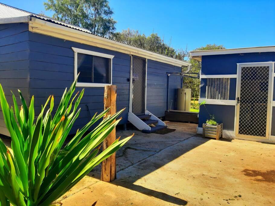 Rosewood Cottage -Entire 2 bedroom home with Netflix & WiFi