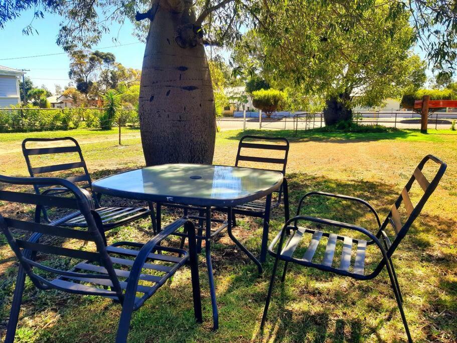 Rosewood Cottage -Entire 2 bedroom home with Netflix & WiFi
