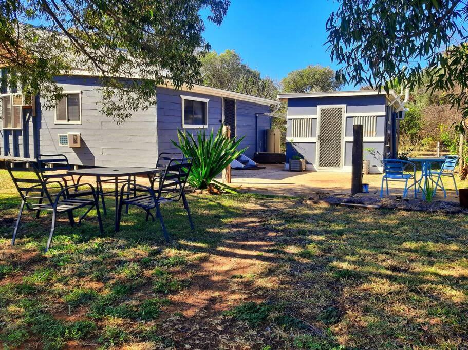 Rosewood Cottage -Entire 2 bedroom home with Netflix & WiFi